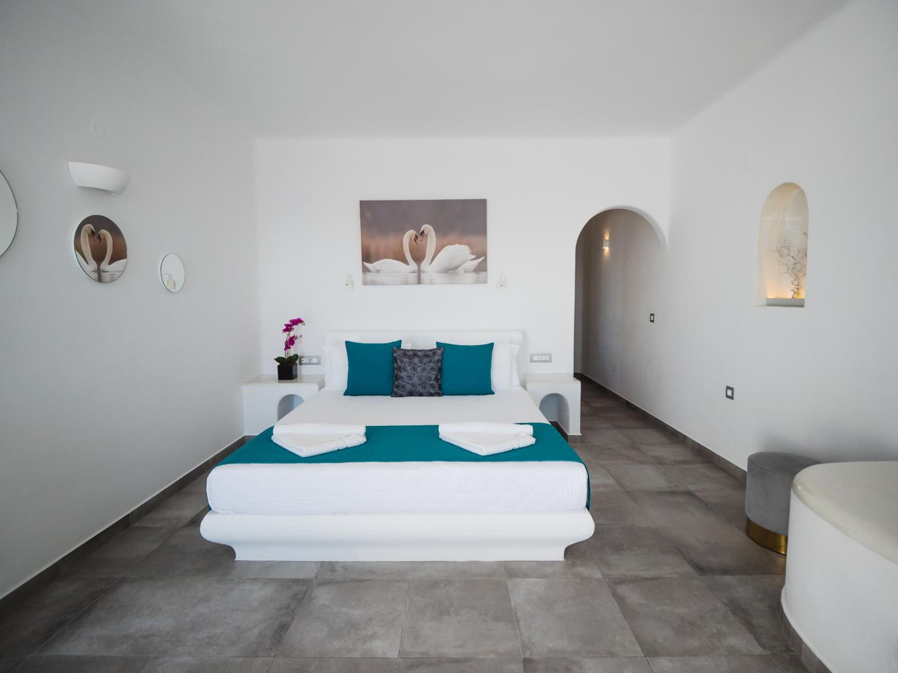 Honeymoon suite with outdoor heated jacuzzi - Photo 23