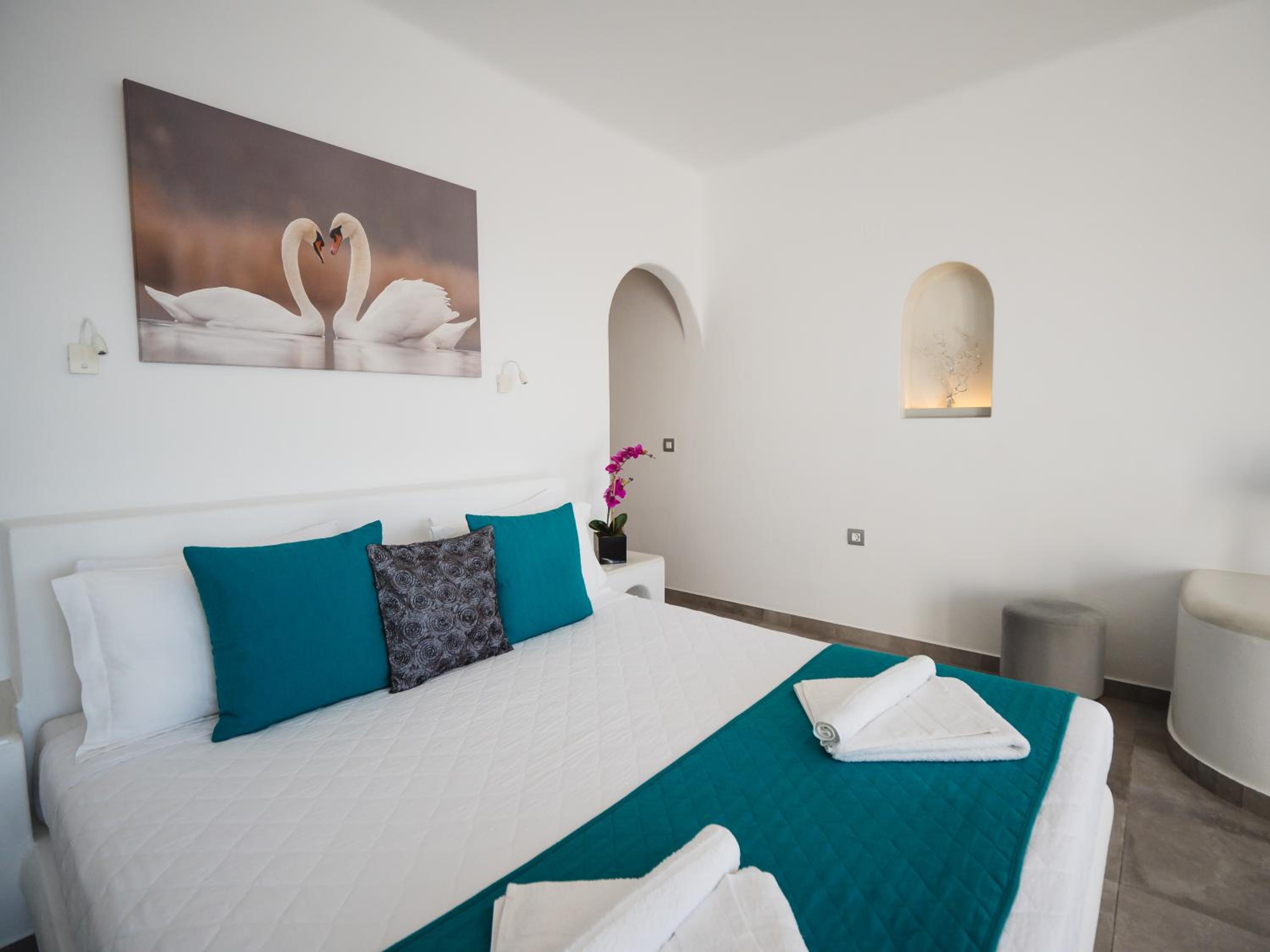 Honeymoon suite with outdoor heated jacuzzi - Photo 22