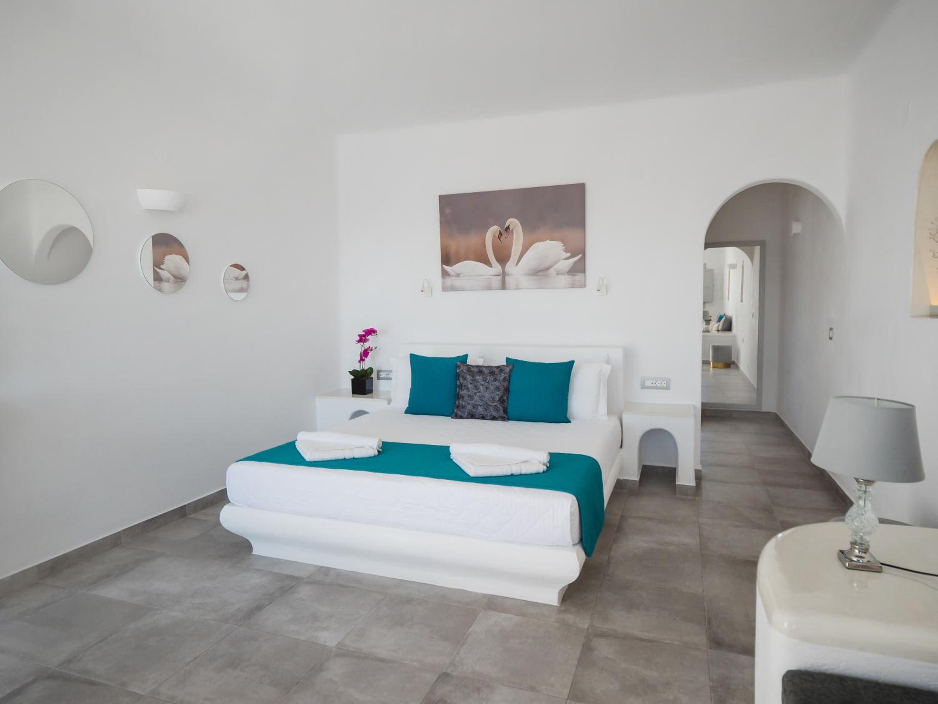 Honeymoon suite with outdoor heated jacuzzi - Photo 21