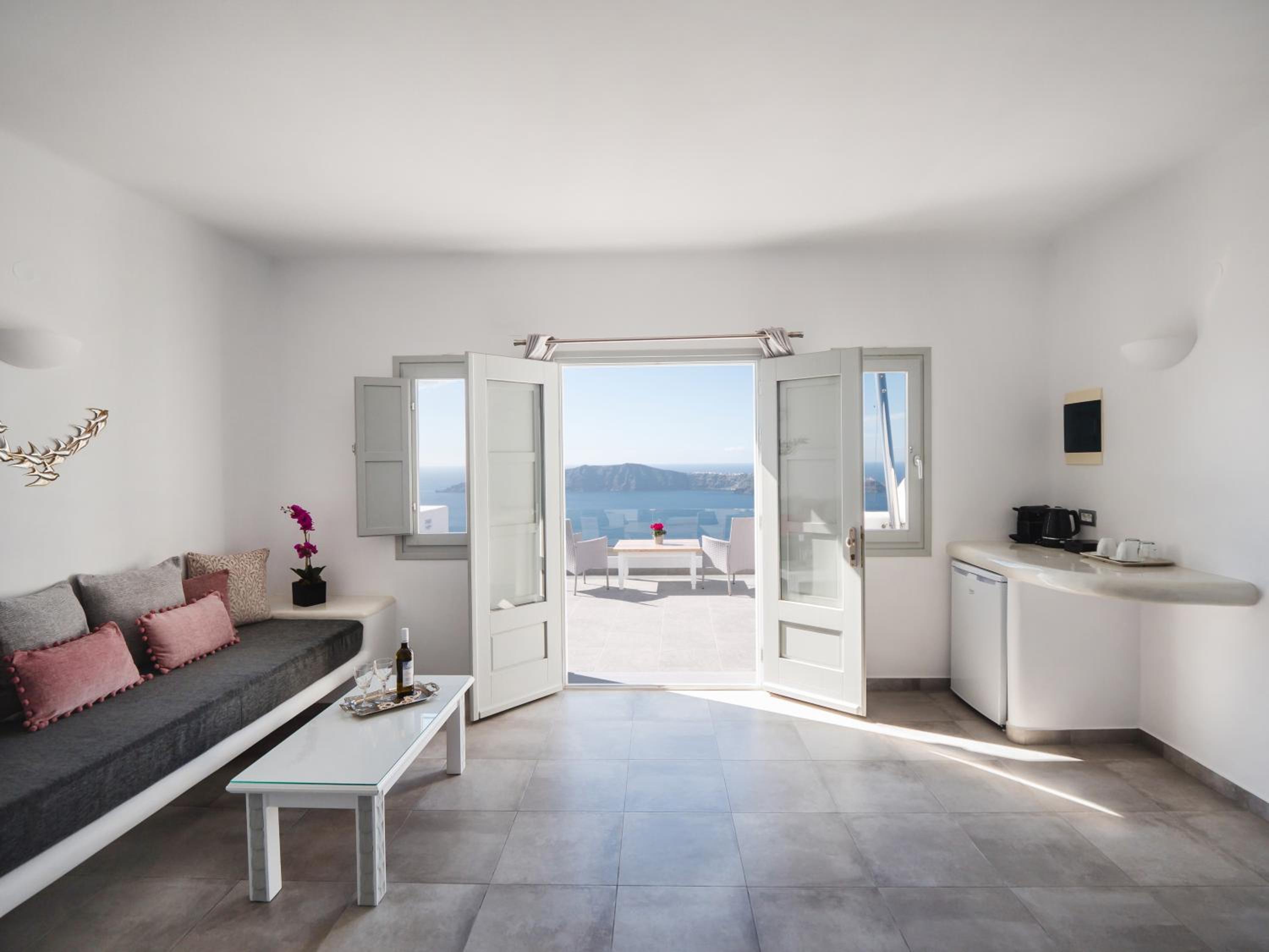 Deluxe Suite with outdoor heated Jacuzzi - Photo 45
