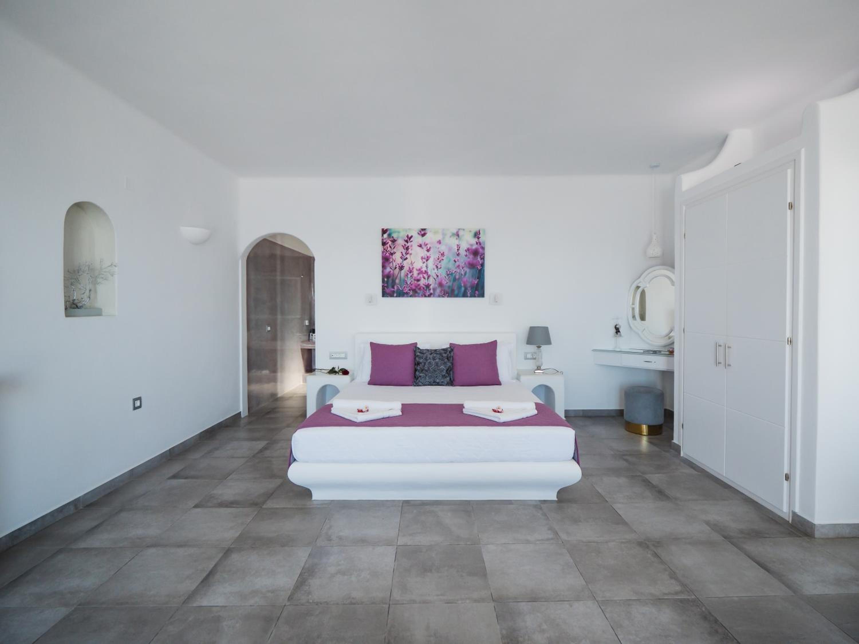Deluxe Suite with outdoor heated Jacuzzi - Photo 4