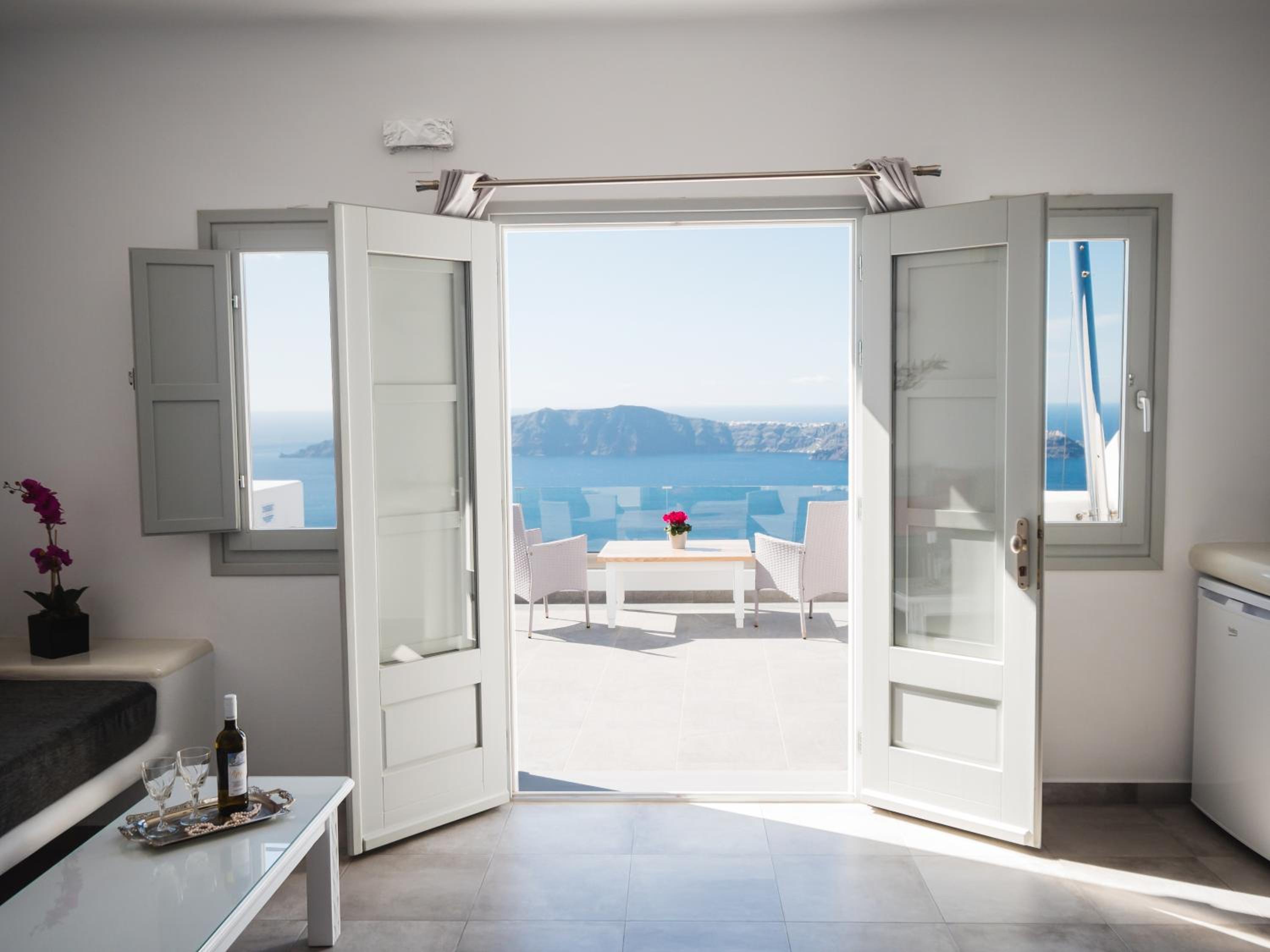 Deluxe Suite with outdoor heated Jacuzzi - Photo 5