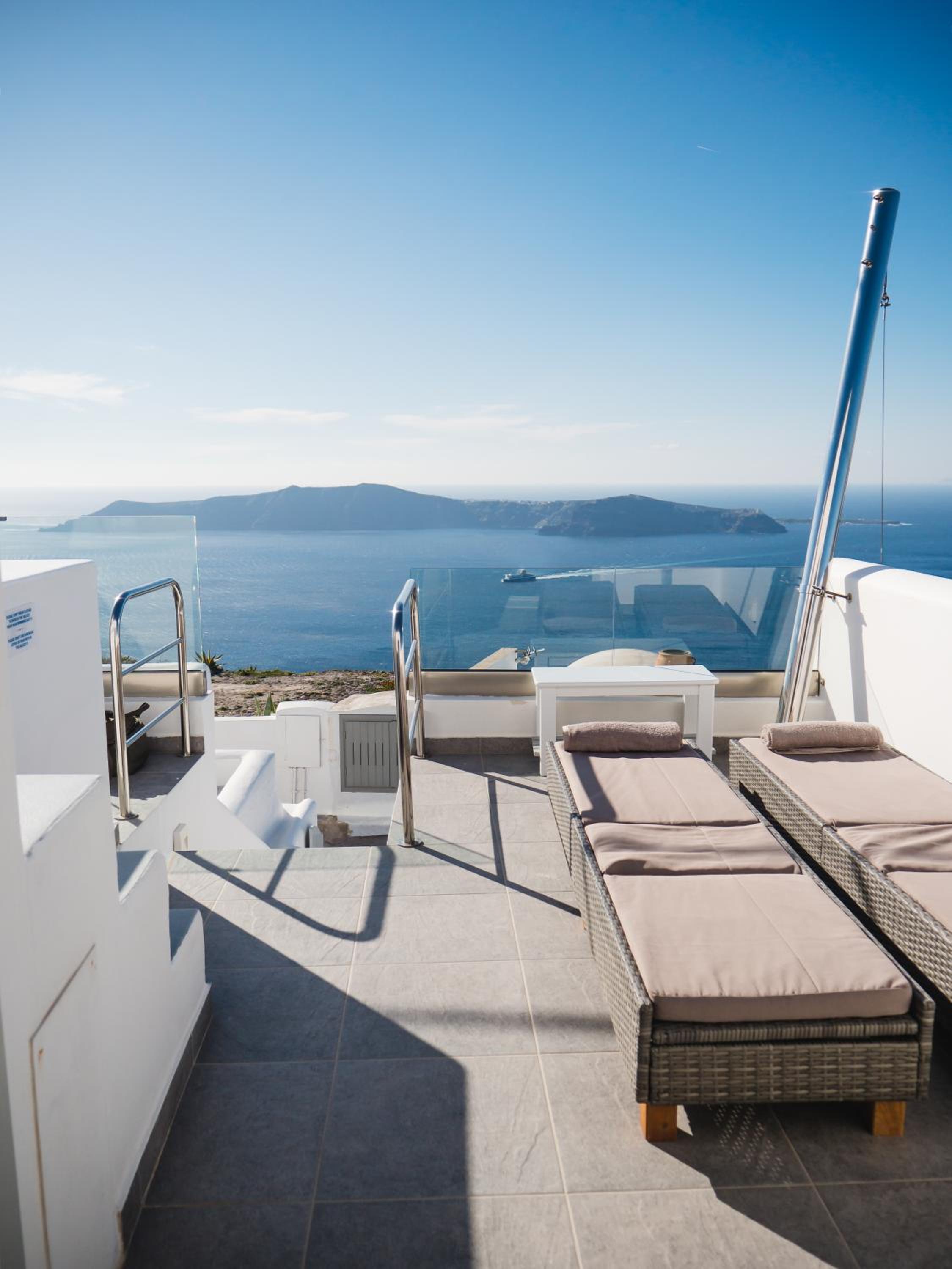 Honeymoon suite with outdoor heated jacuzzi - Photo 18