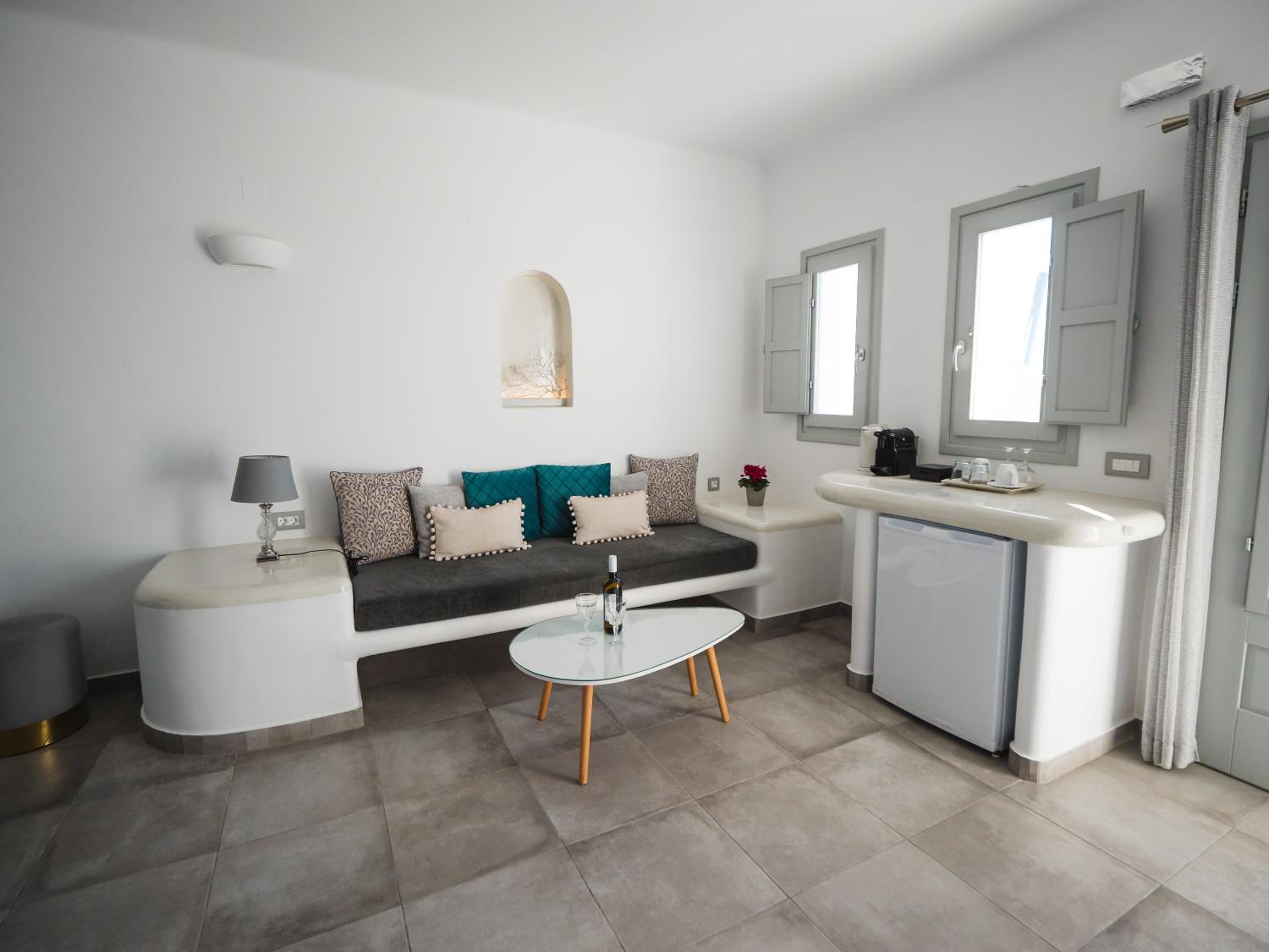 Honeymoon suite with outdoor heated jacuzzi - Photo 17