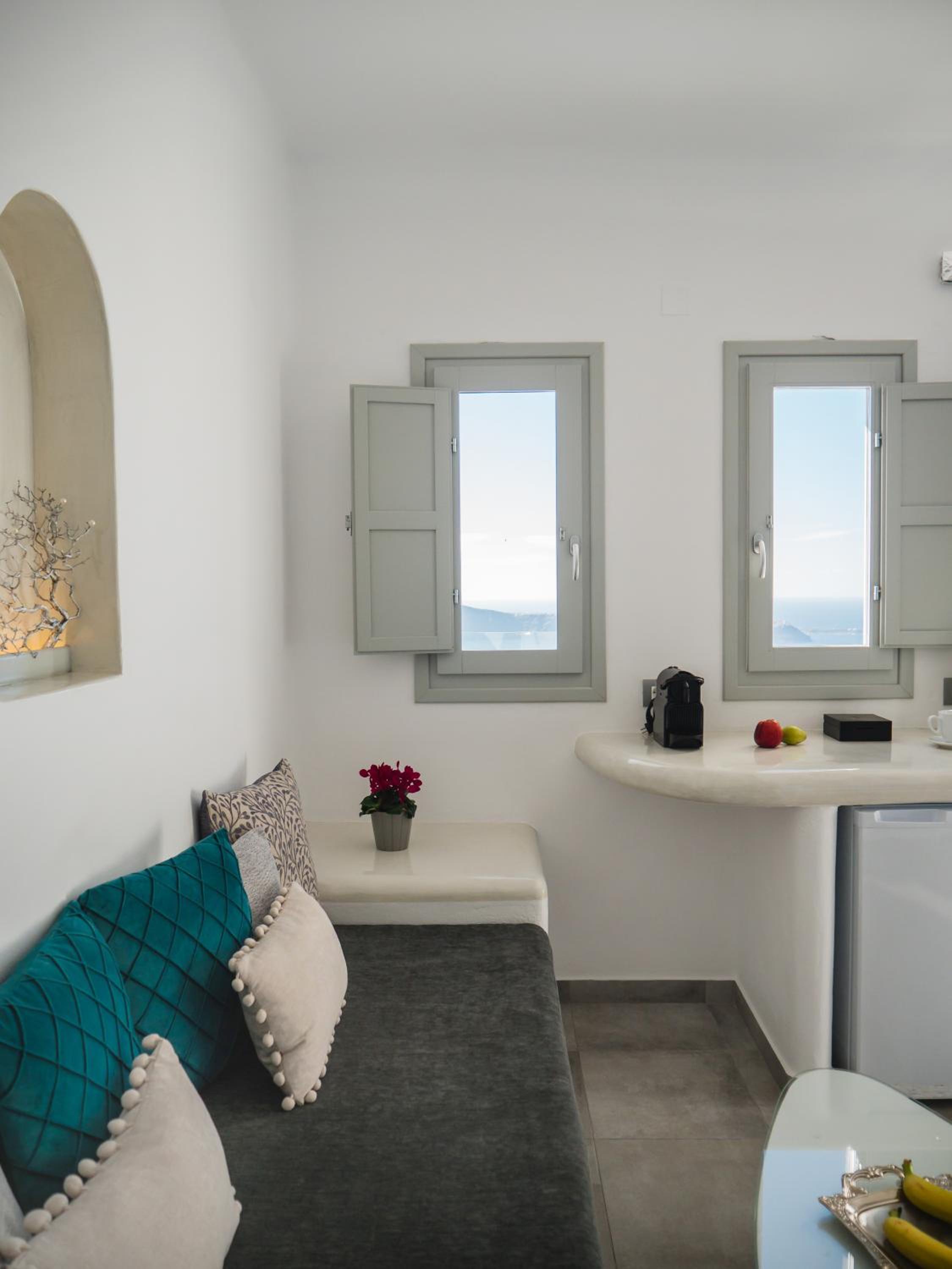 Honeymoon suite with outdoor heated jacuzzi - Photo 16