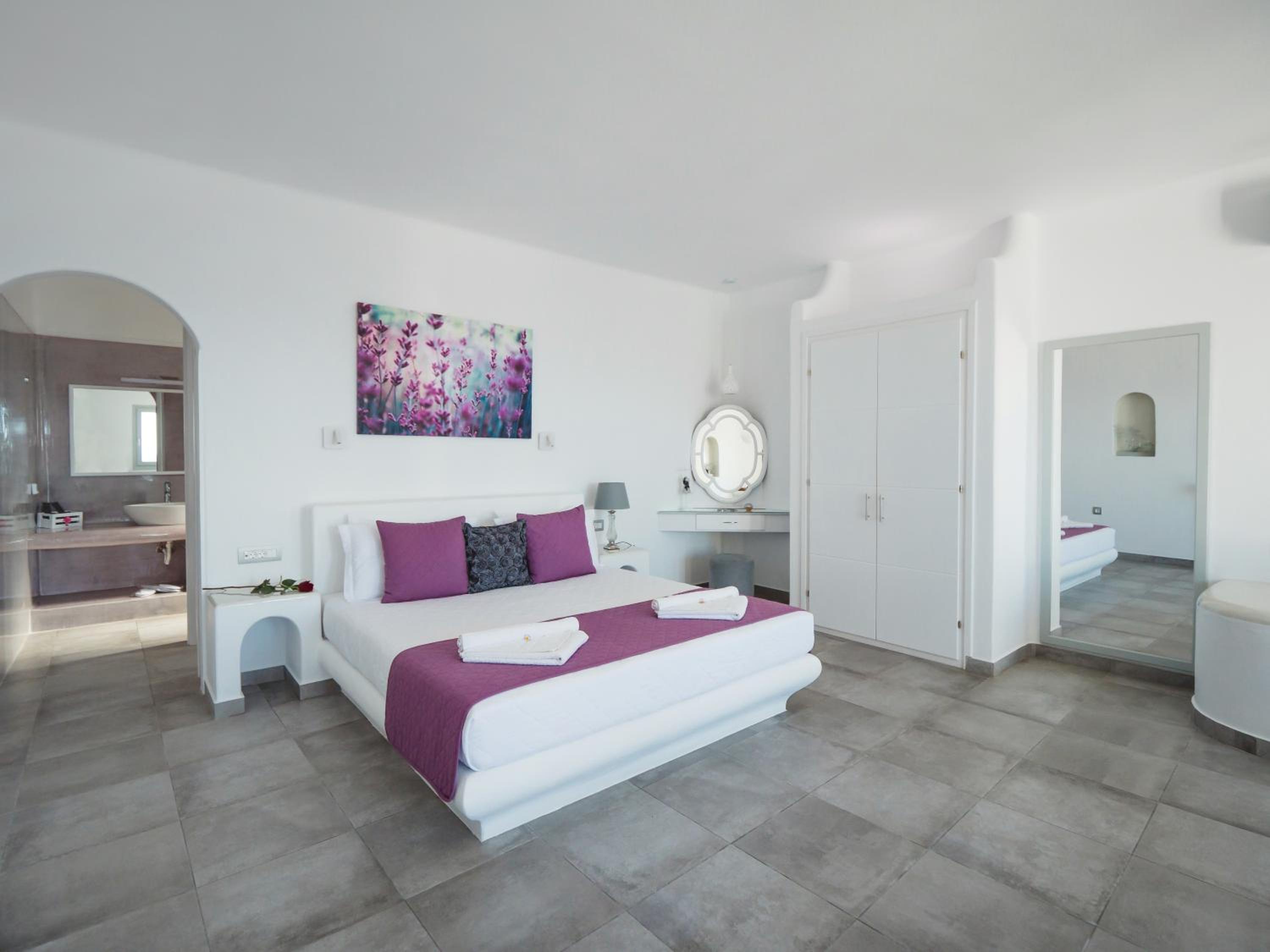 Deluxe Suite with outdoor heated Jacuzzi - Photo 9