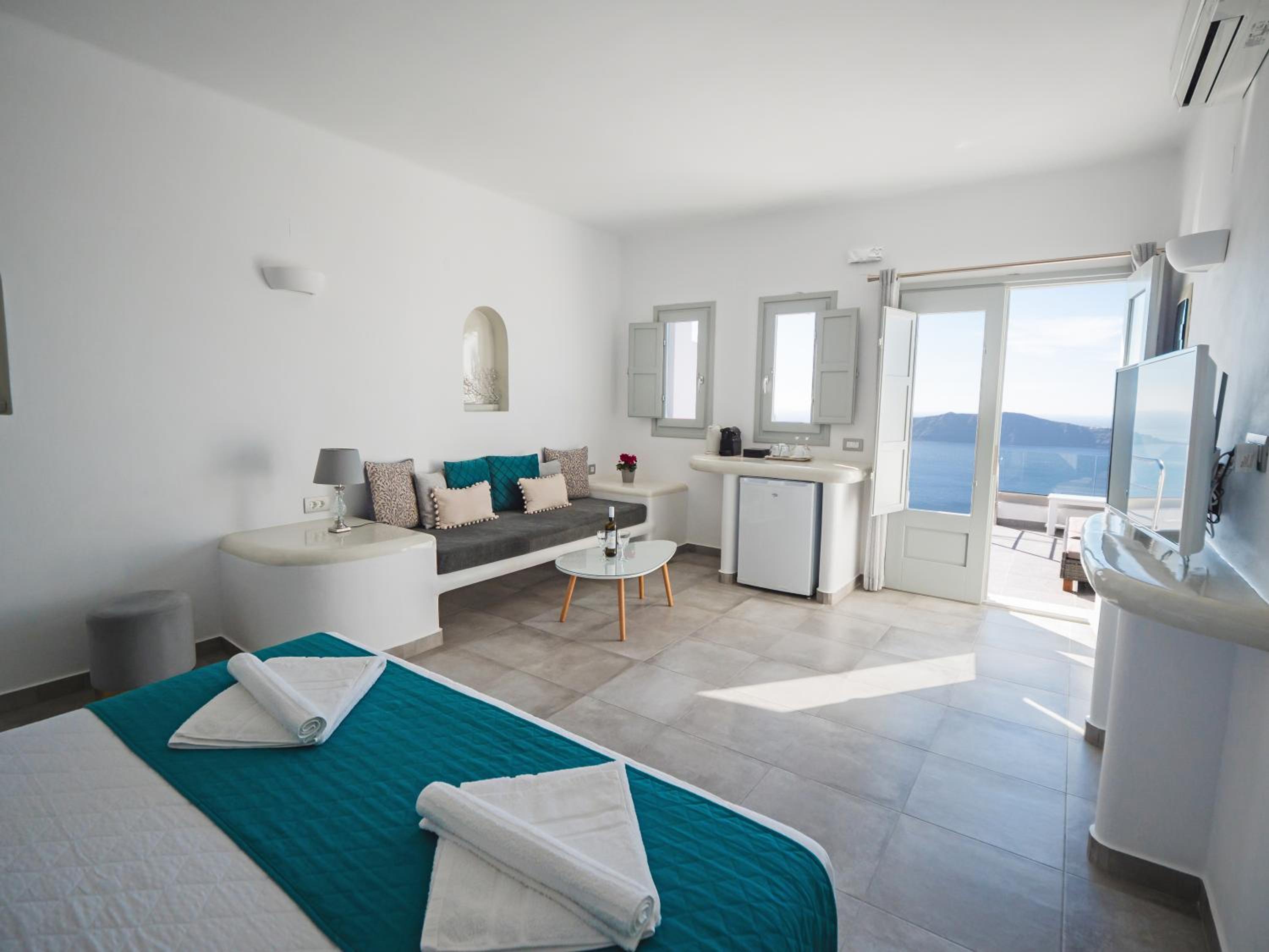 Honeymoon suite with outdoor heated jacuzzi - Photo 31