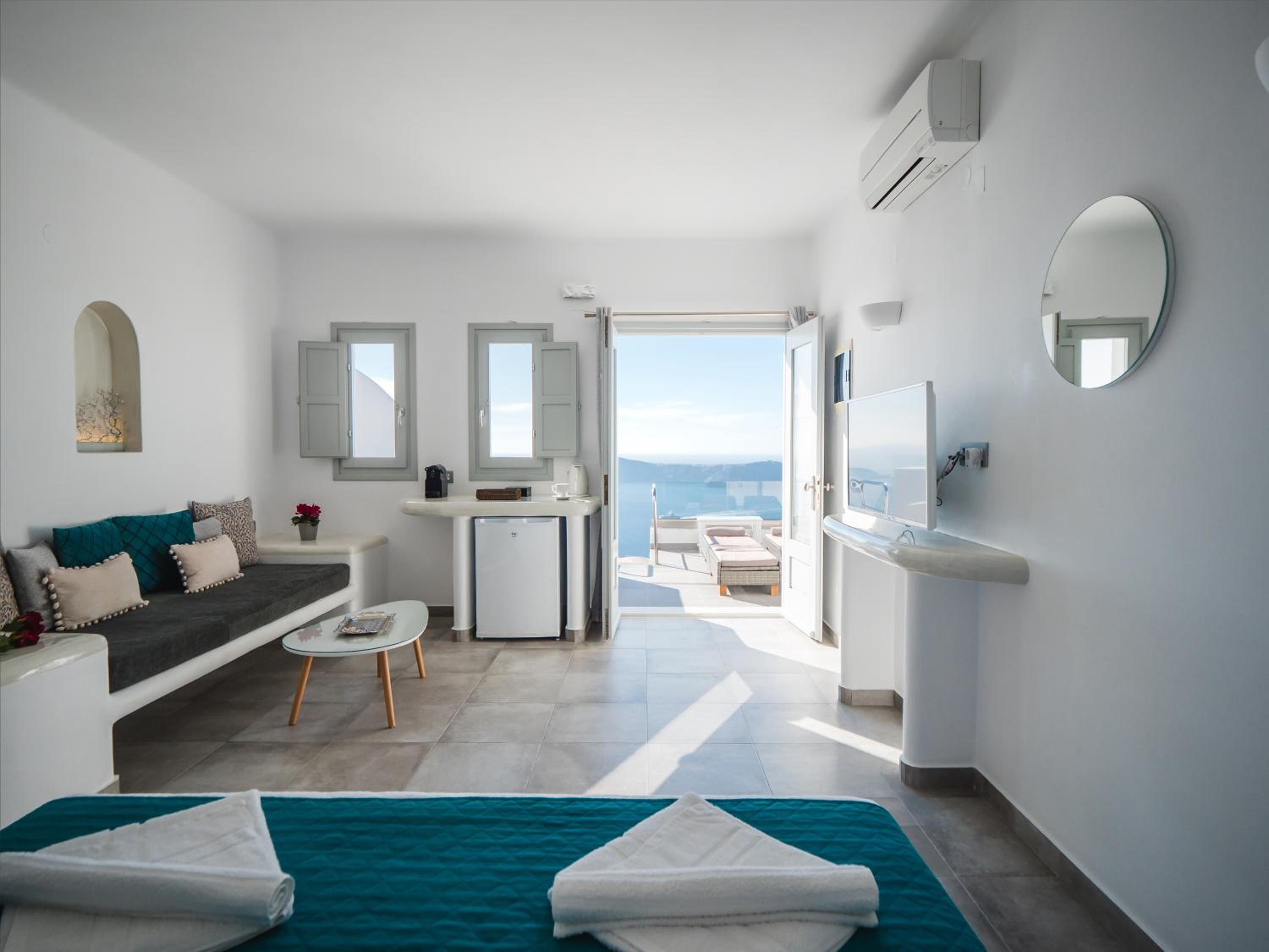 Honeymoon suite with outdoor heated jacuzzi - Photo 33