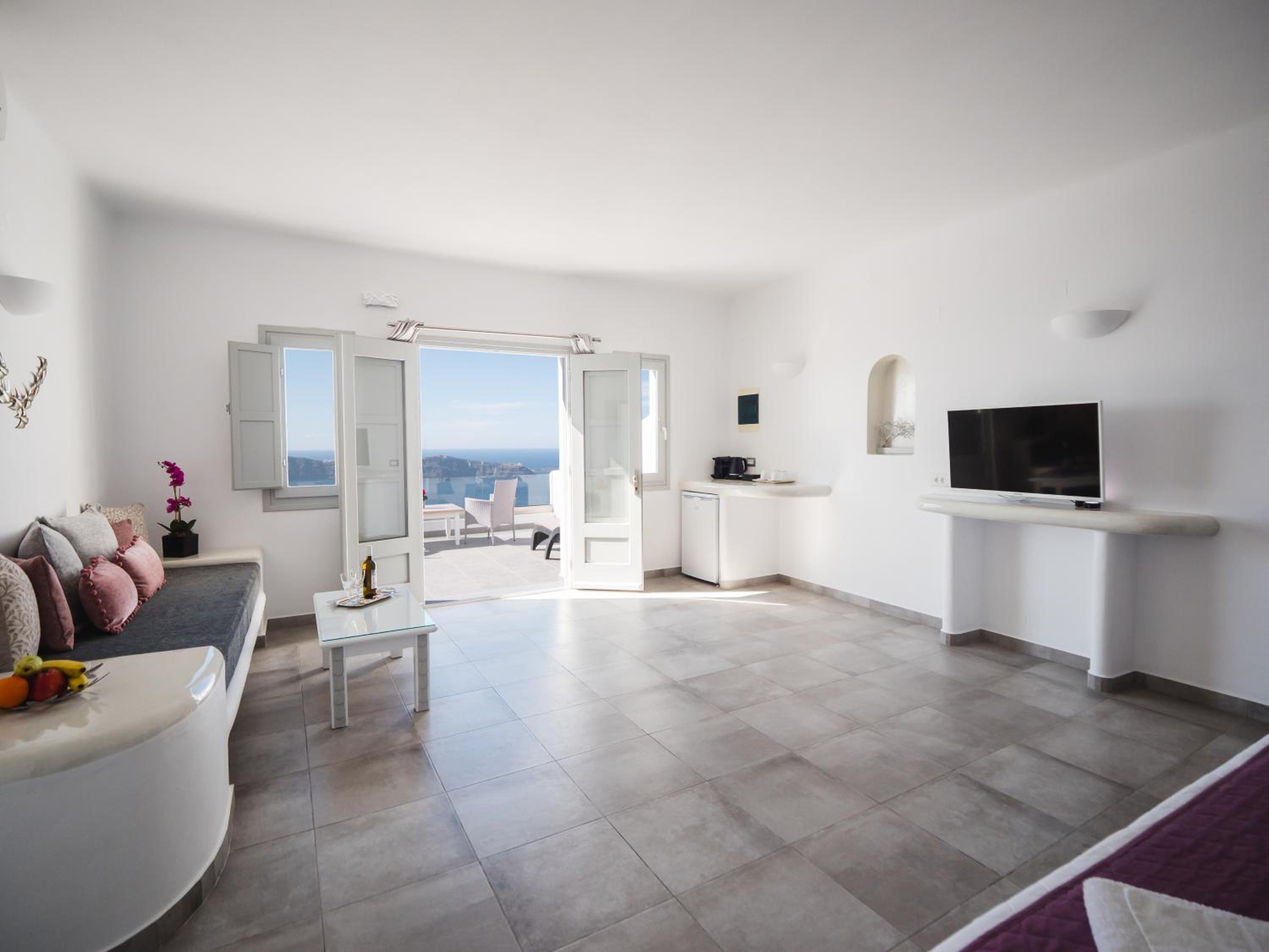 Deluxe Suite with outdoor heated Jacuzzi - Photo 16