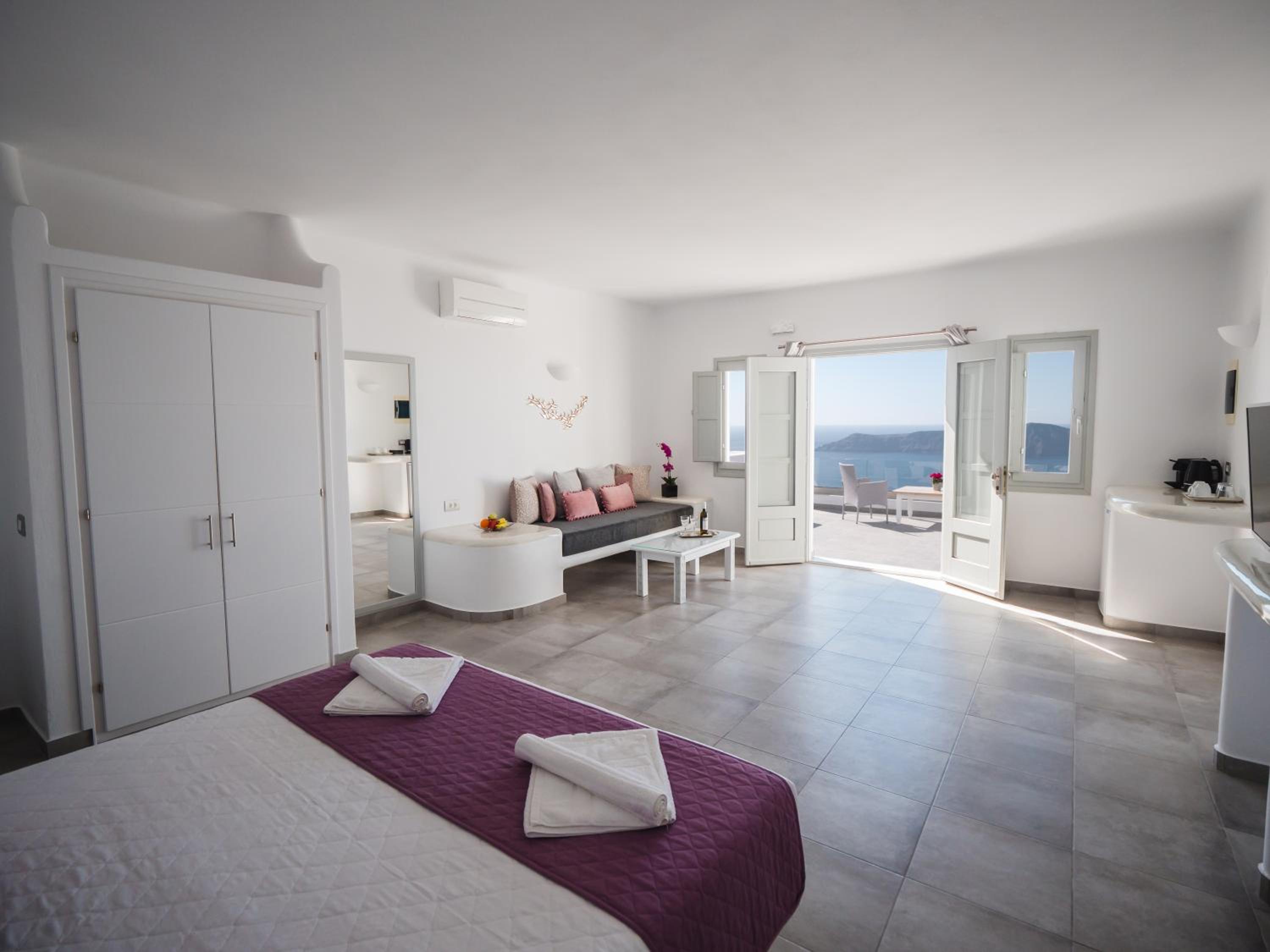 Deluxe Suite with outdoor heated Jacuzzi - Photo 17