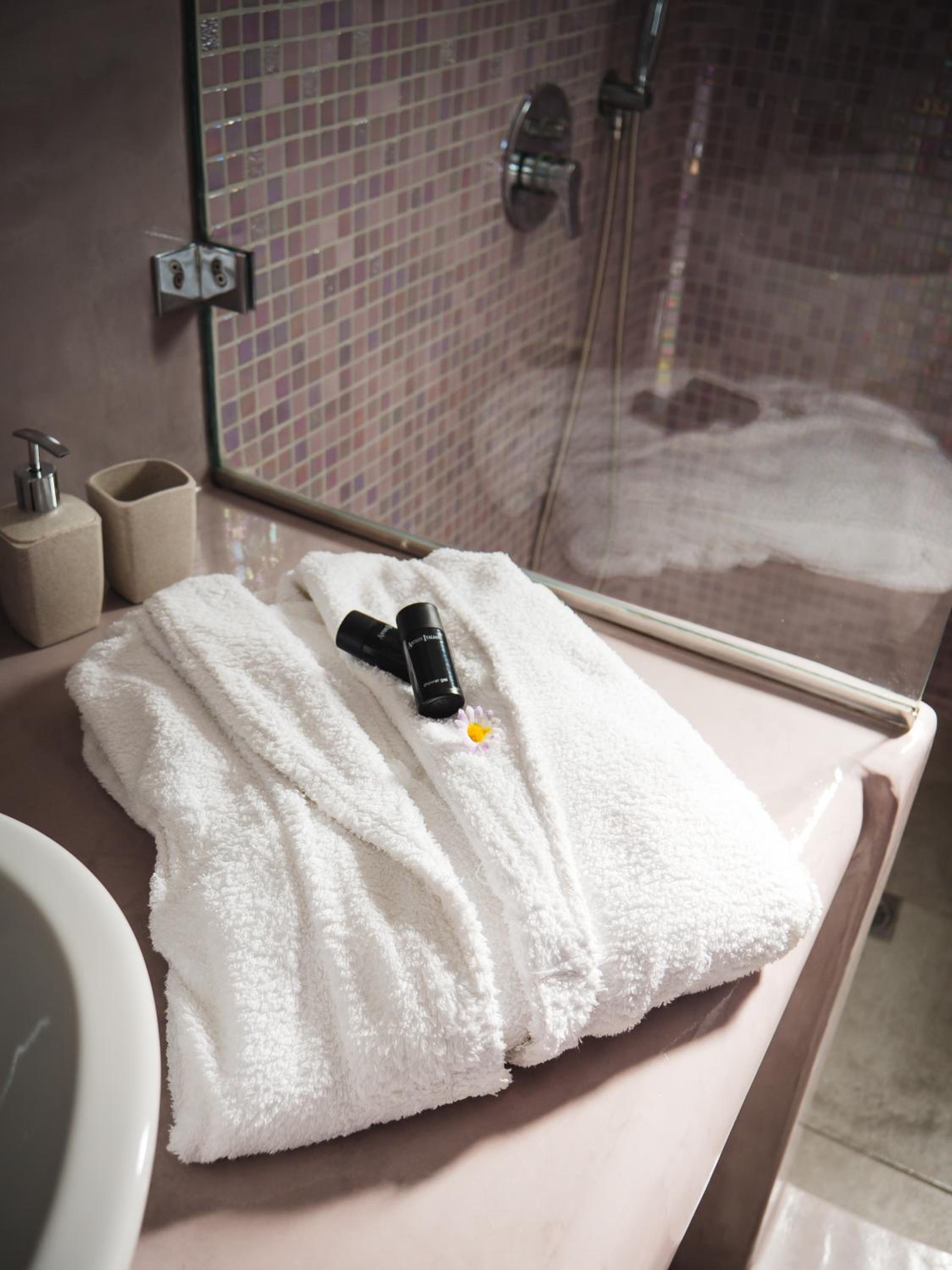 Deluxe Suite with outdoor heated Jacuzzi - Photo 18