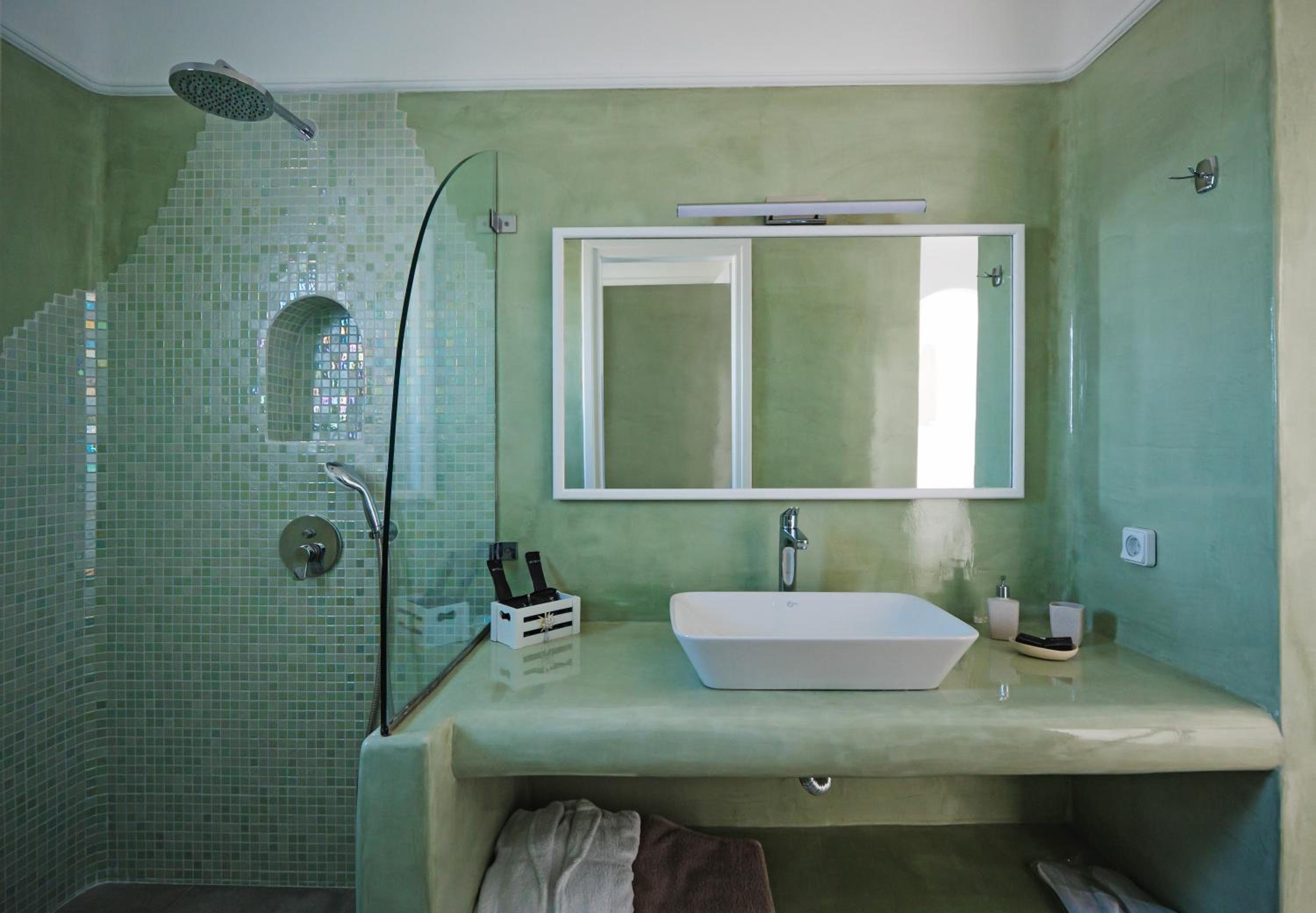 Honeymoon suite with outdoor heated jacuzzi - Photo 37