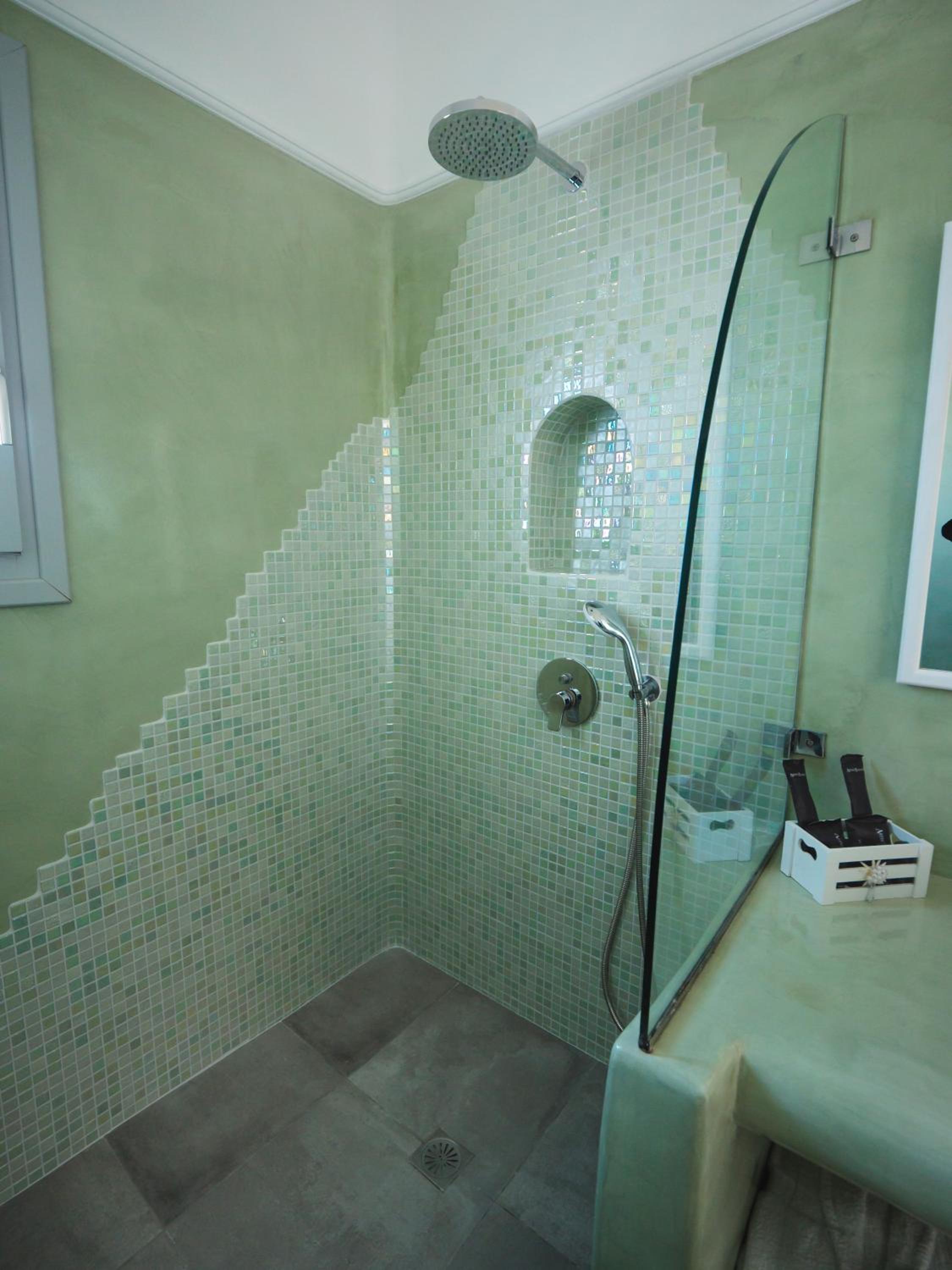 Honeymoon suite with outdoor heated jacuzzi - Photo 2