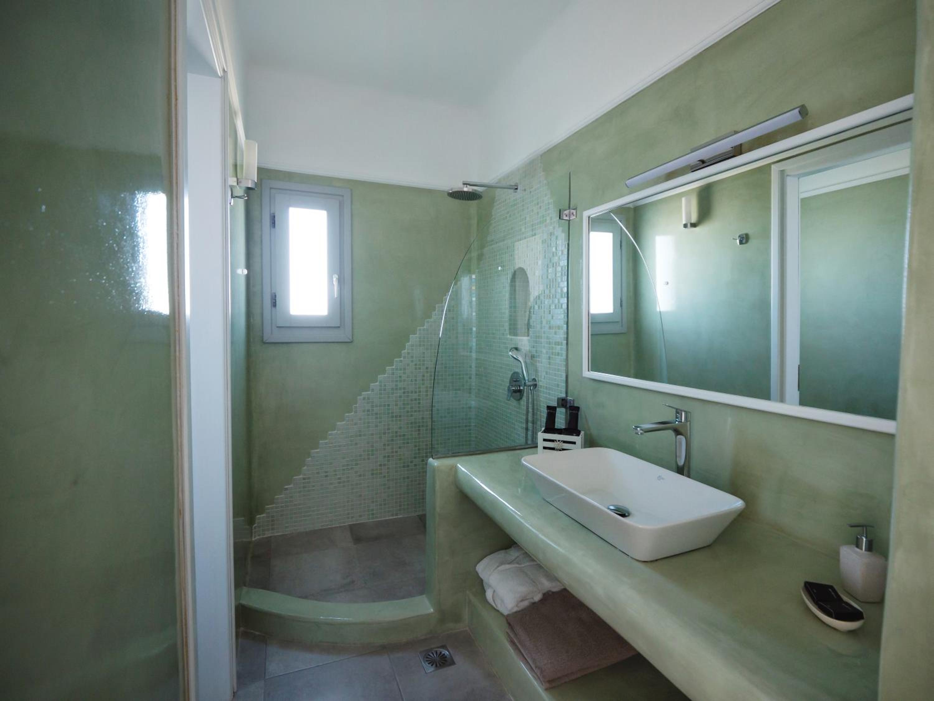 Honeymoon suite with outdoor heated jacuzzi - Photo 3