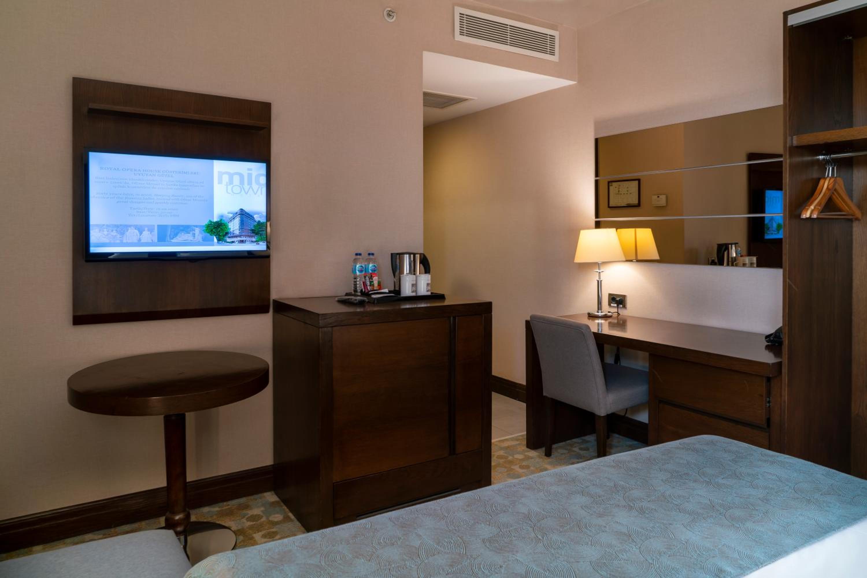 Standard Double Room thumbnail 6