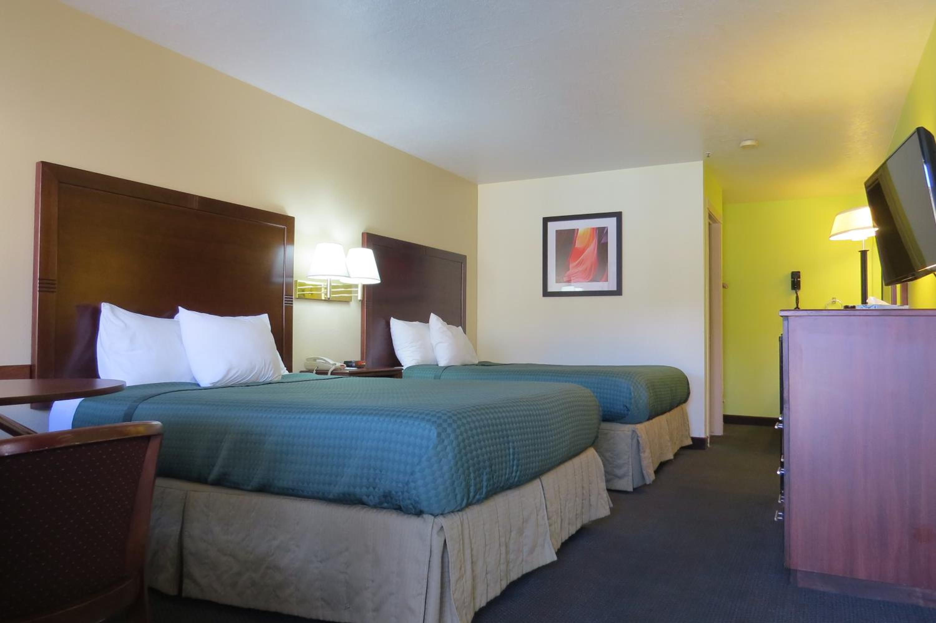 Queen Room with Pool View photo 2