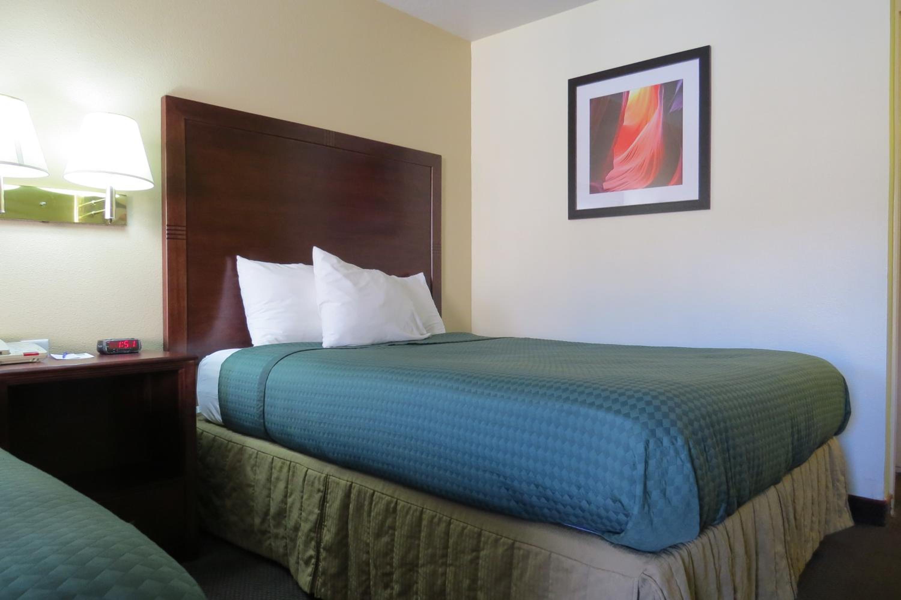 Queen Room with Two Queen Beds - Non-Smoking photo 1