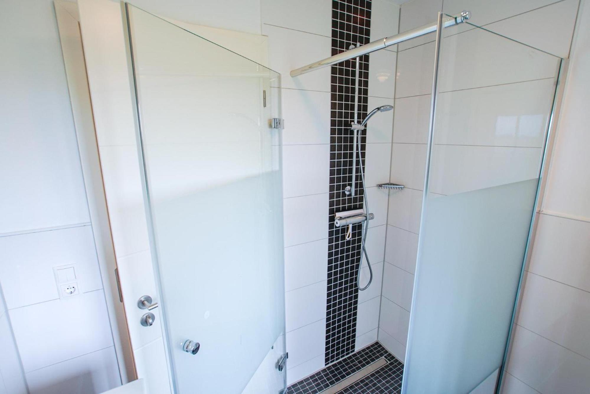 Two-Bedroom Apartment with Shower  photo 3