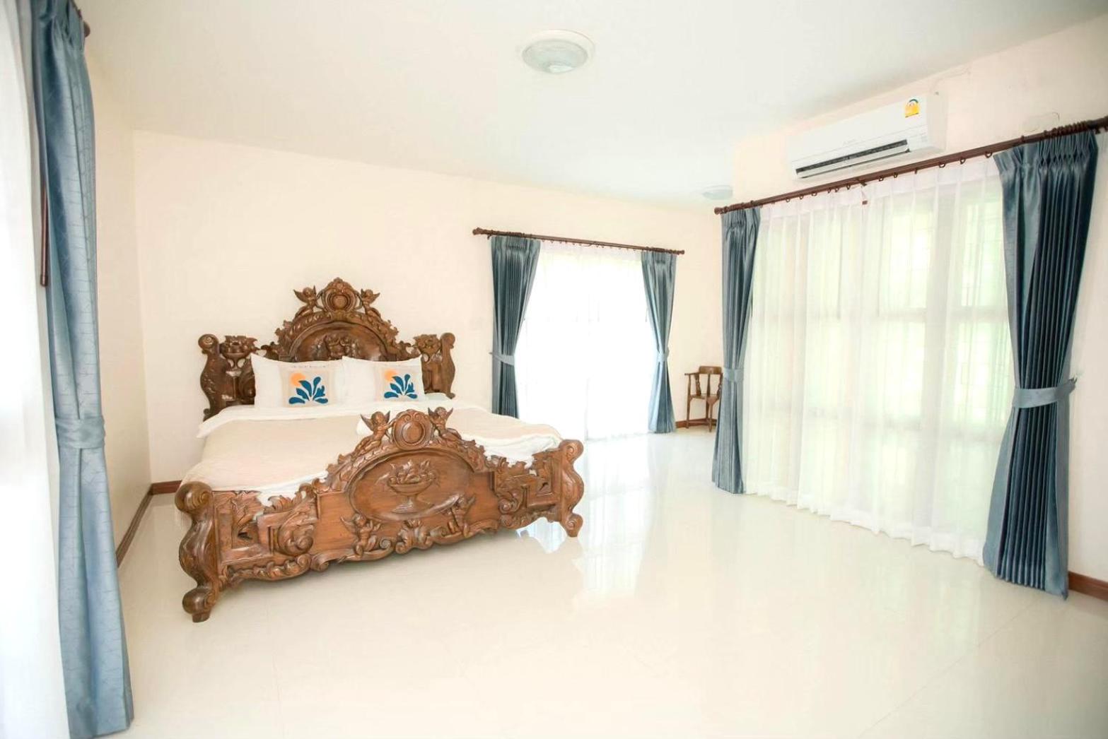 Three-Bedroom House - Photo 9