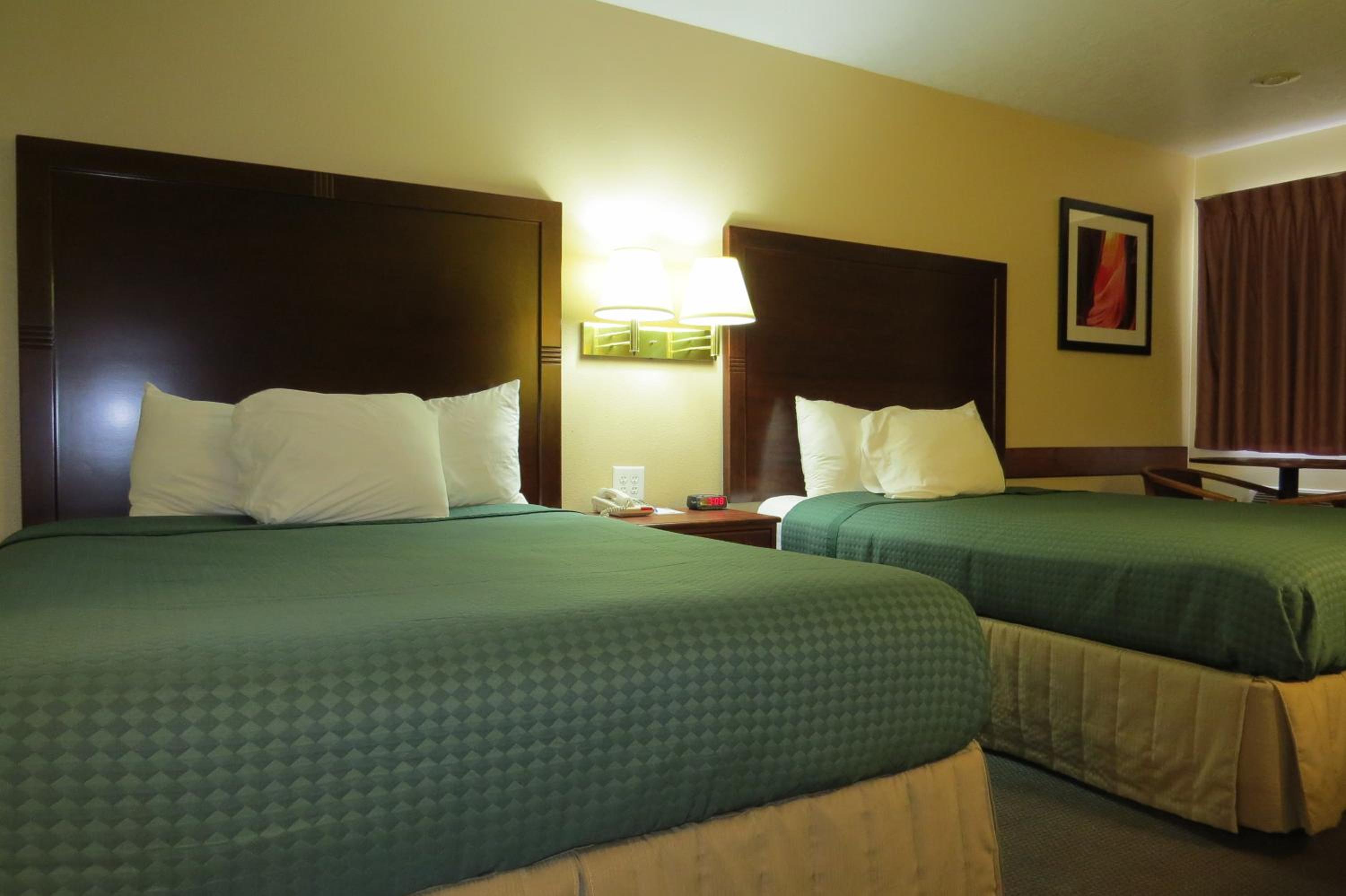 Queen Room with Two Queen Beds - Non-Smoking photo 3