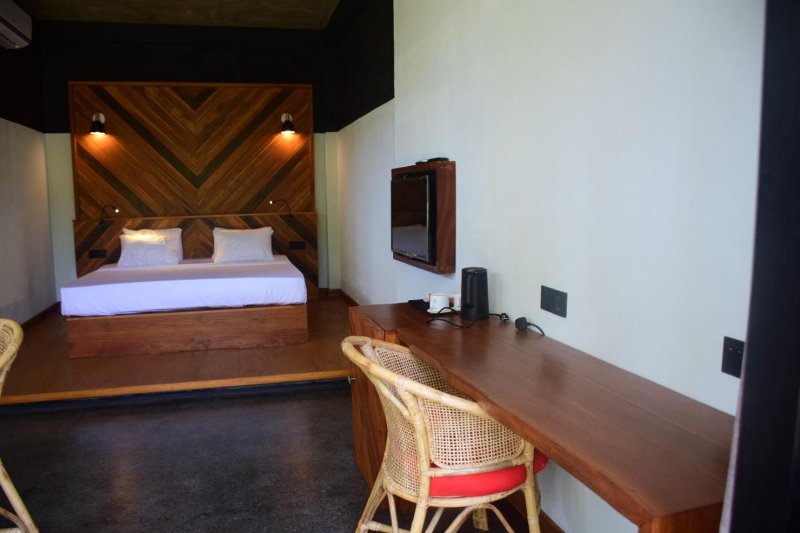 King Room with Pool View - Photo 3