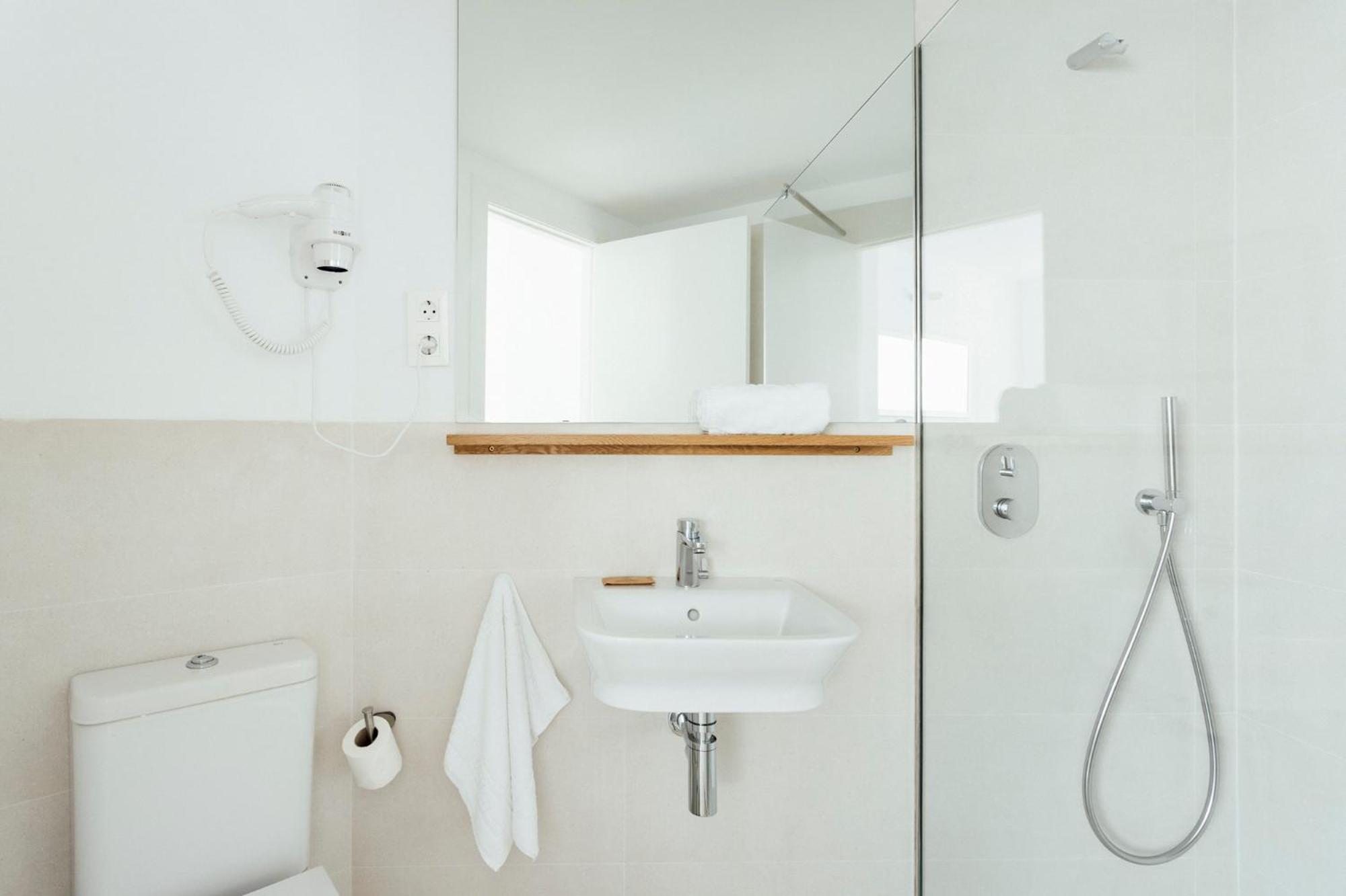 Single Room with Private Bathroom photo 3