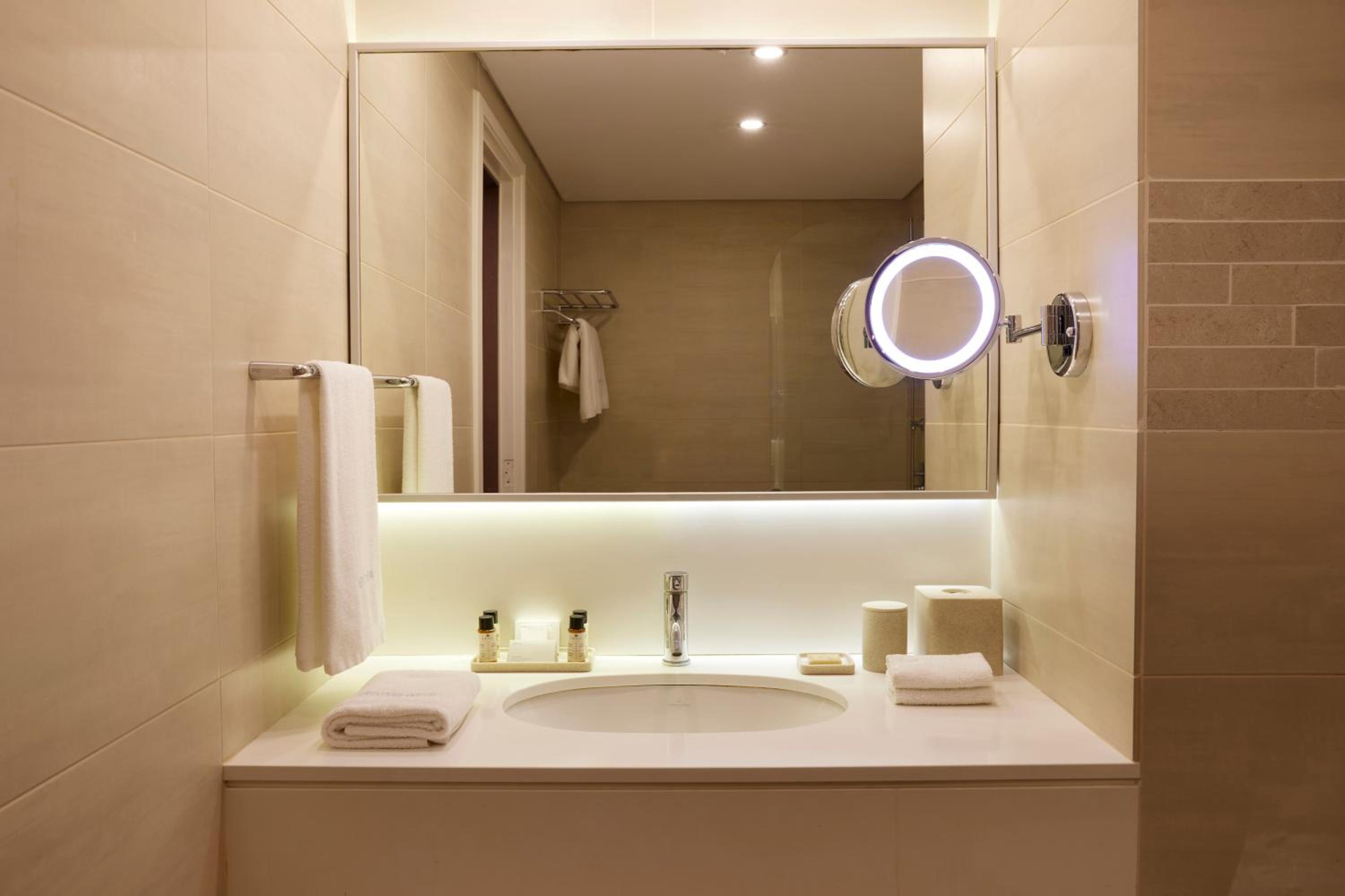 Premium Pool and Seaview Room (16+ years old) - Photo 3