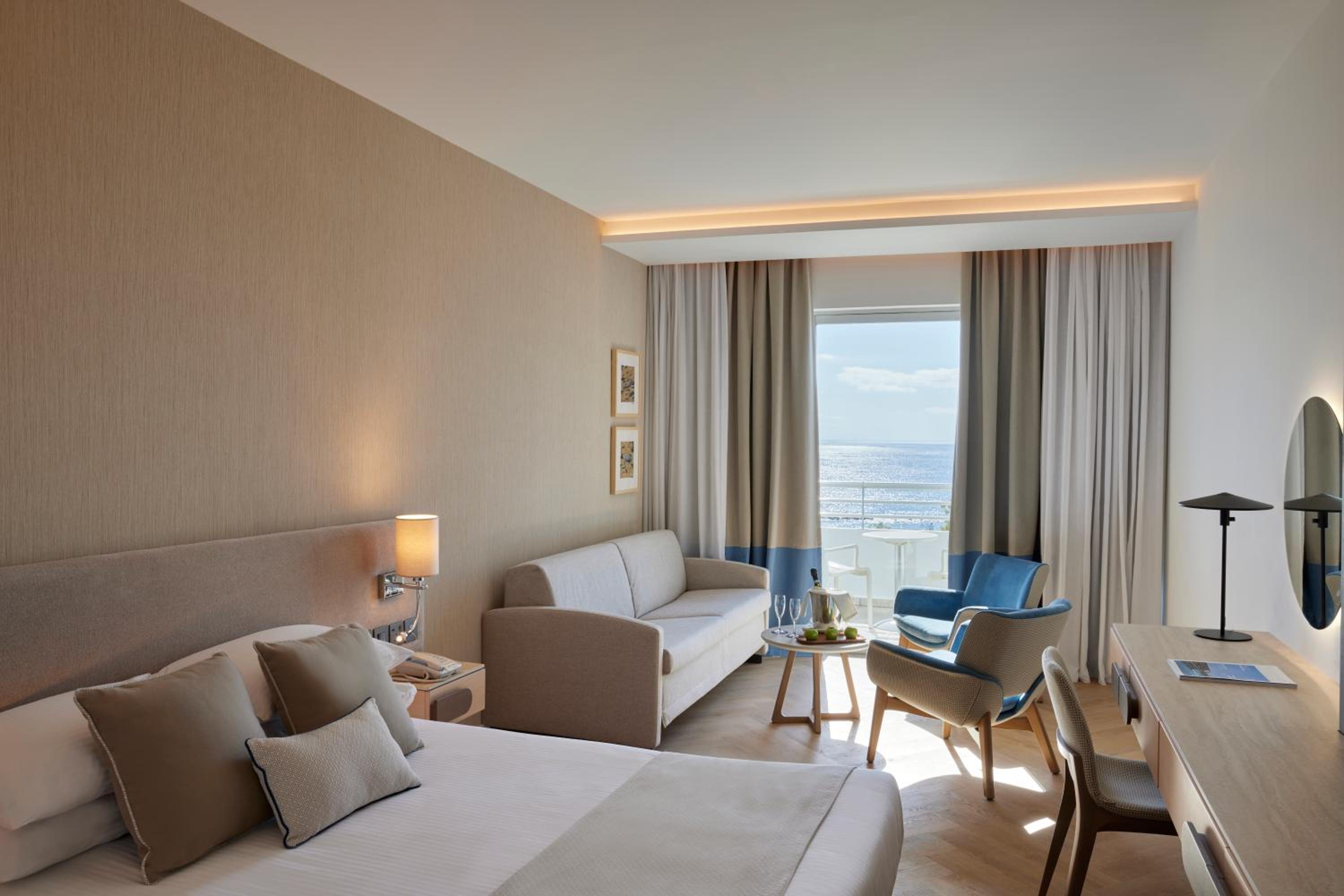 Premium Pool and Seaview Room (16+ years old) - Photo 2