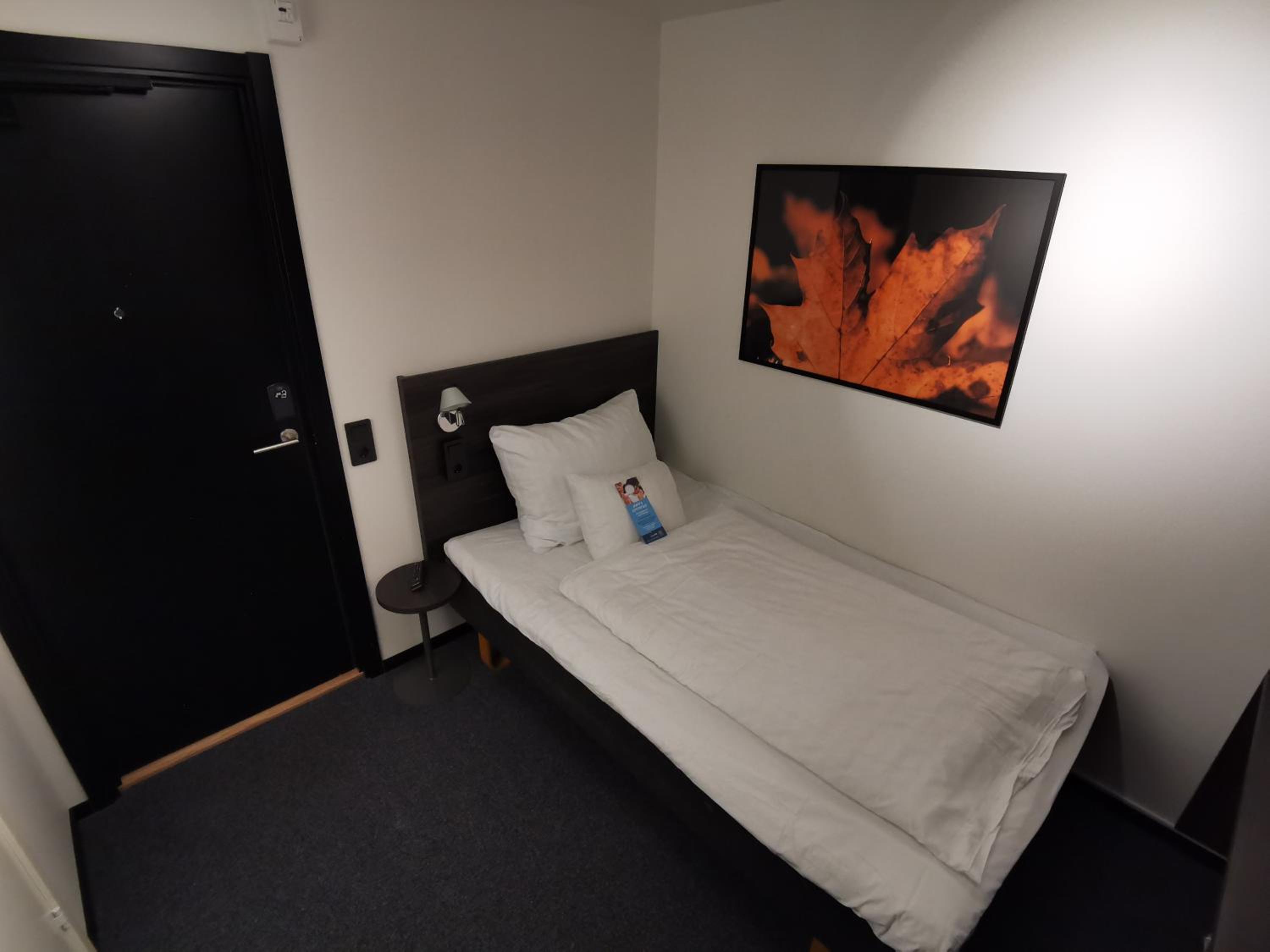 Compact Single Room  (No window) photo 2