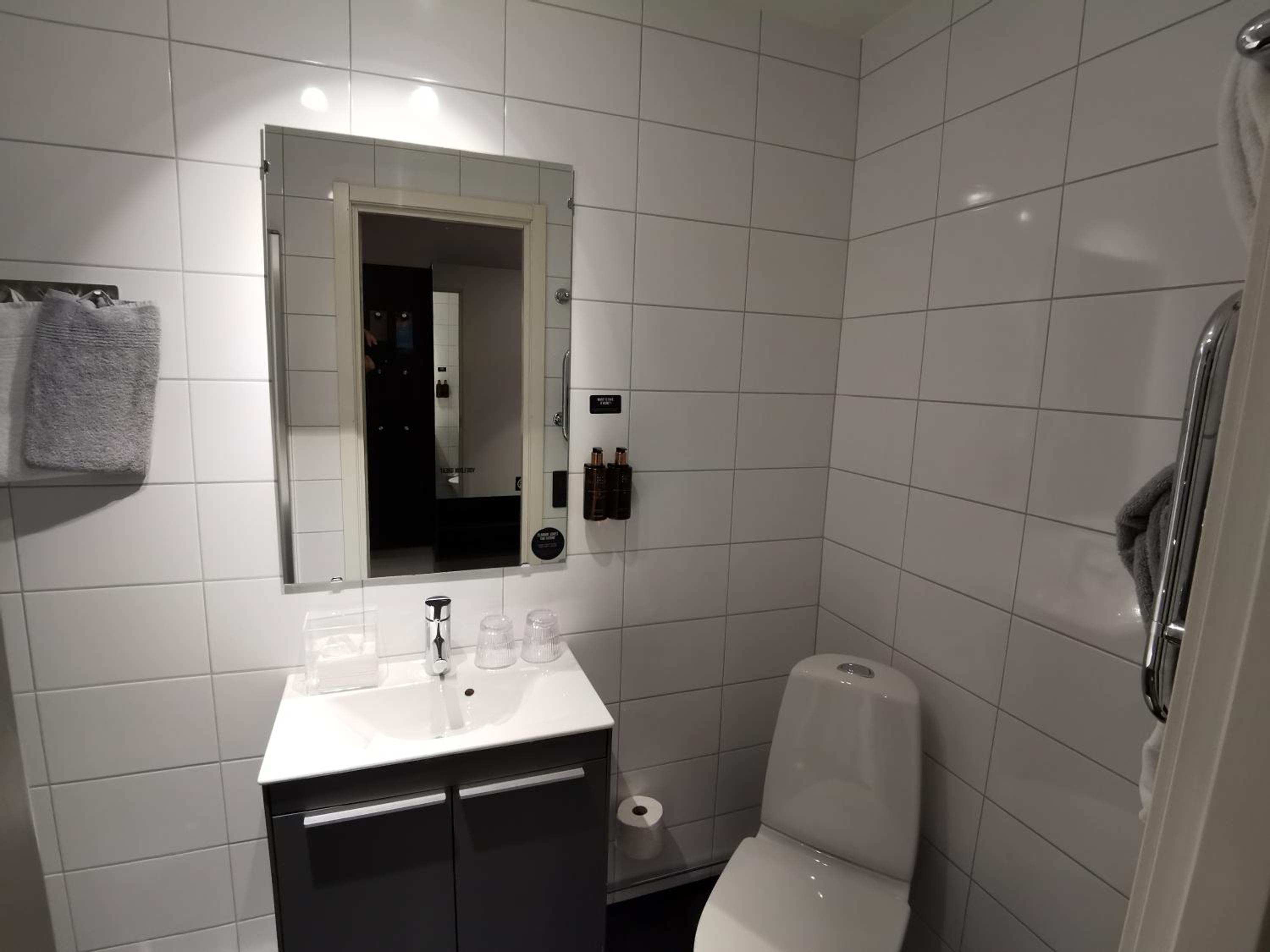Compact Single Room  (No window) photo 3