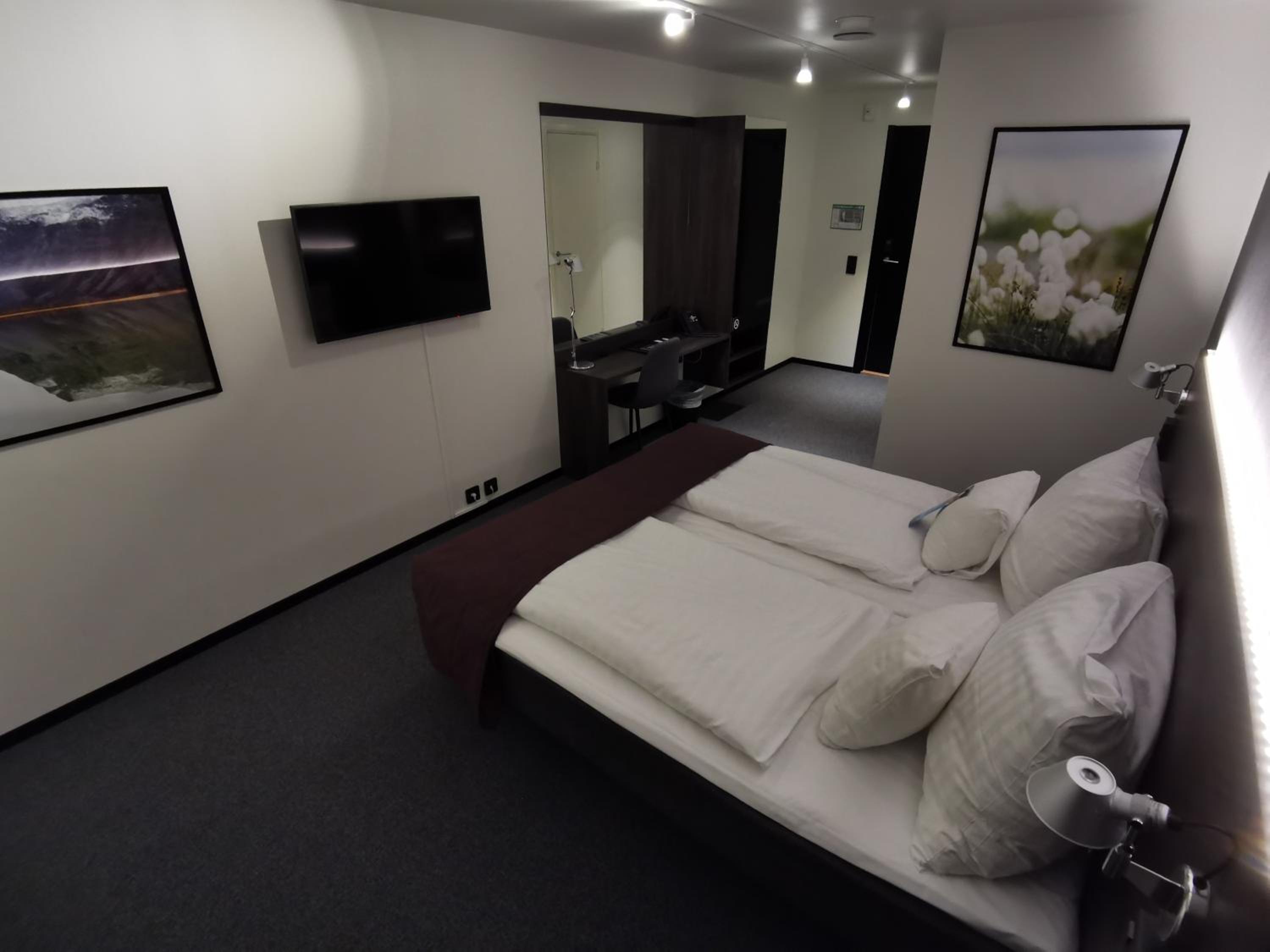 Compact Twin Room (No window) photo 3