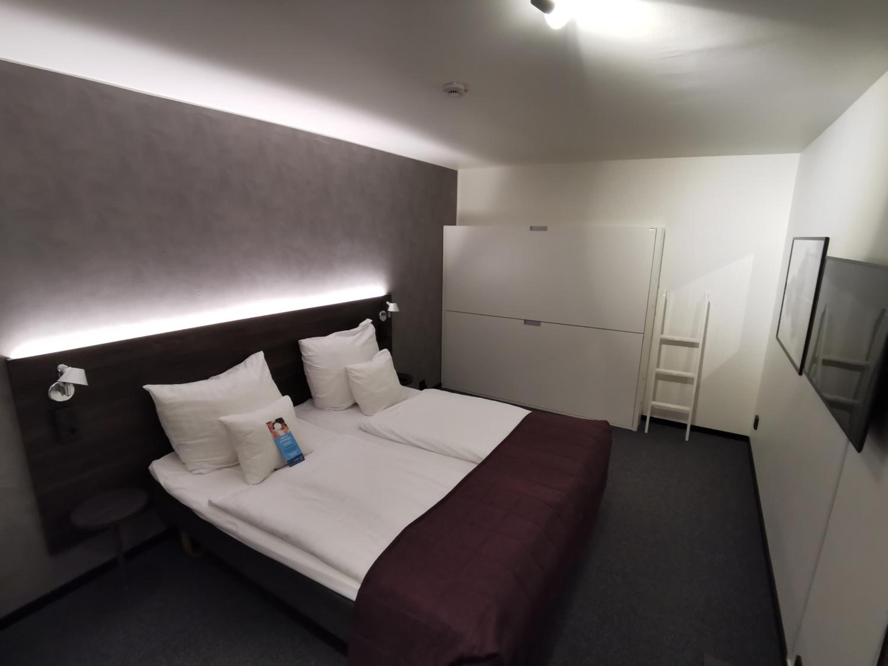 Compact Twin Room (No window) photo 2