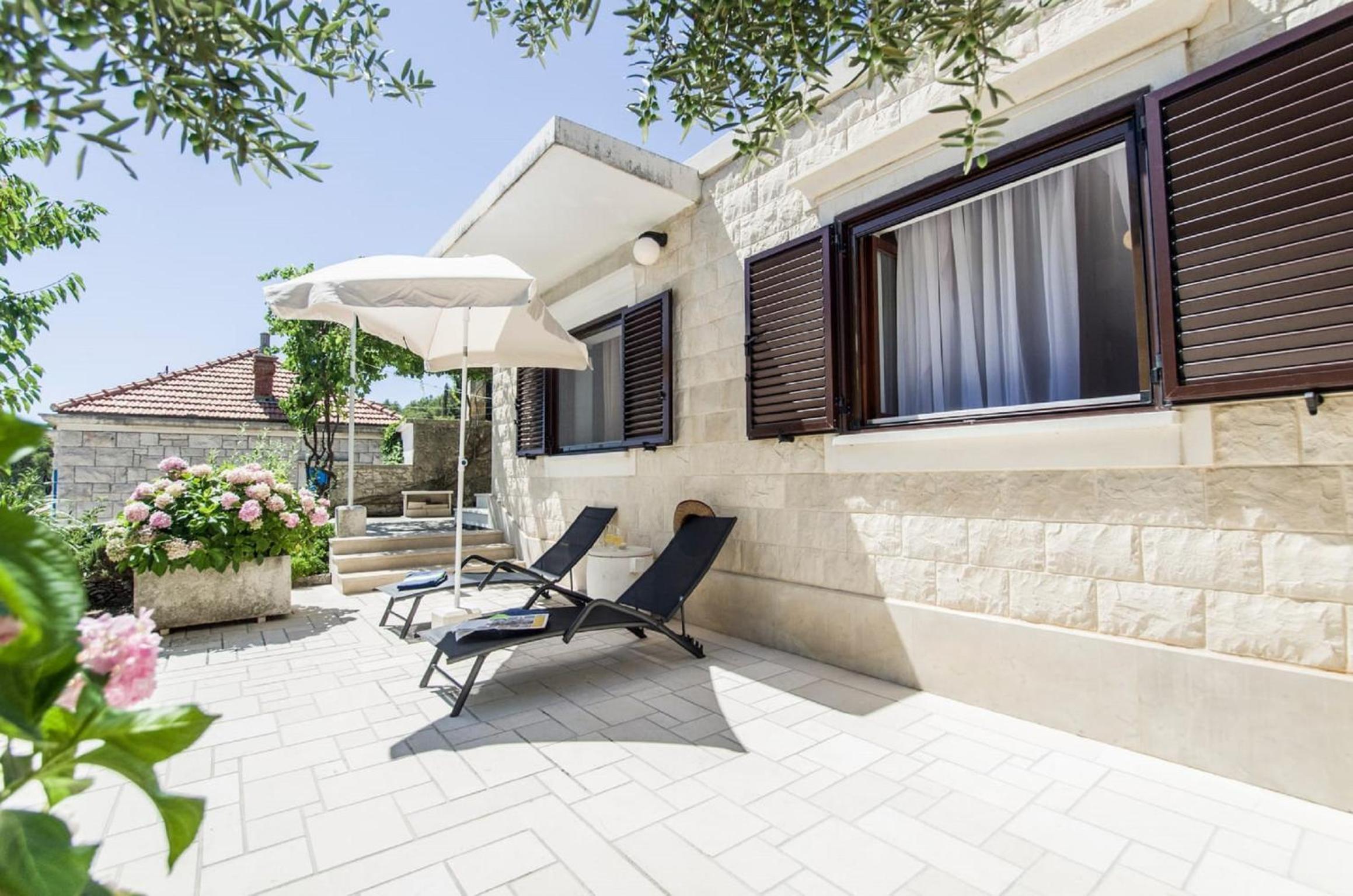 Three-Bedroom House with Terrace  photo 3