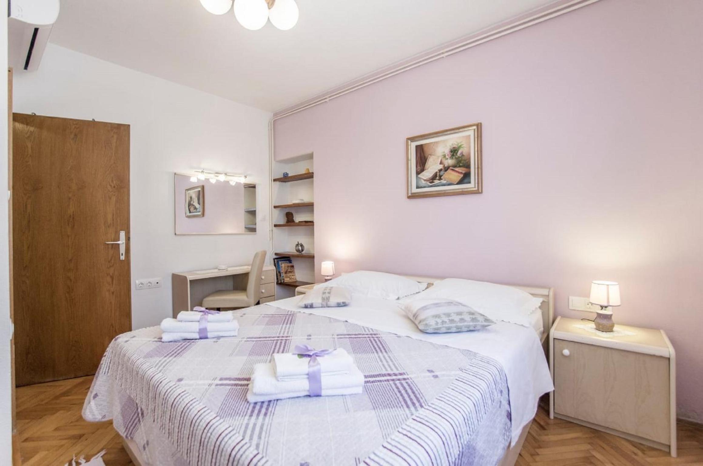 Three-Bedroom House with Terrace photo 3