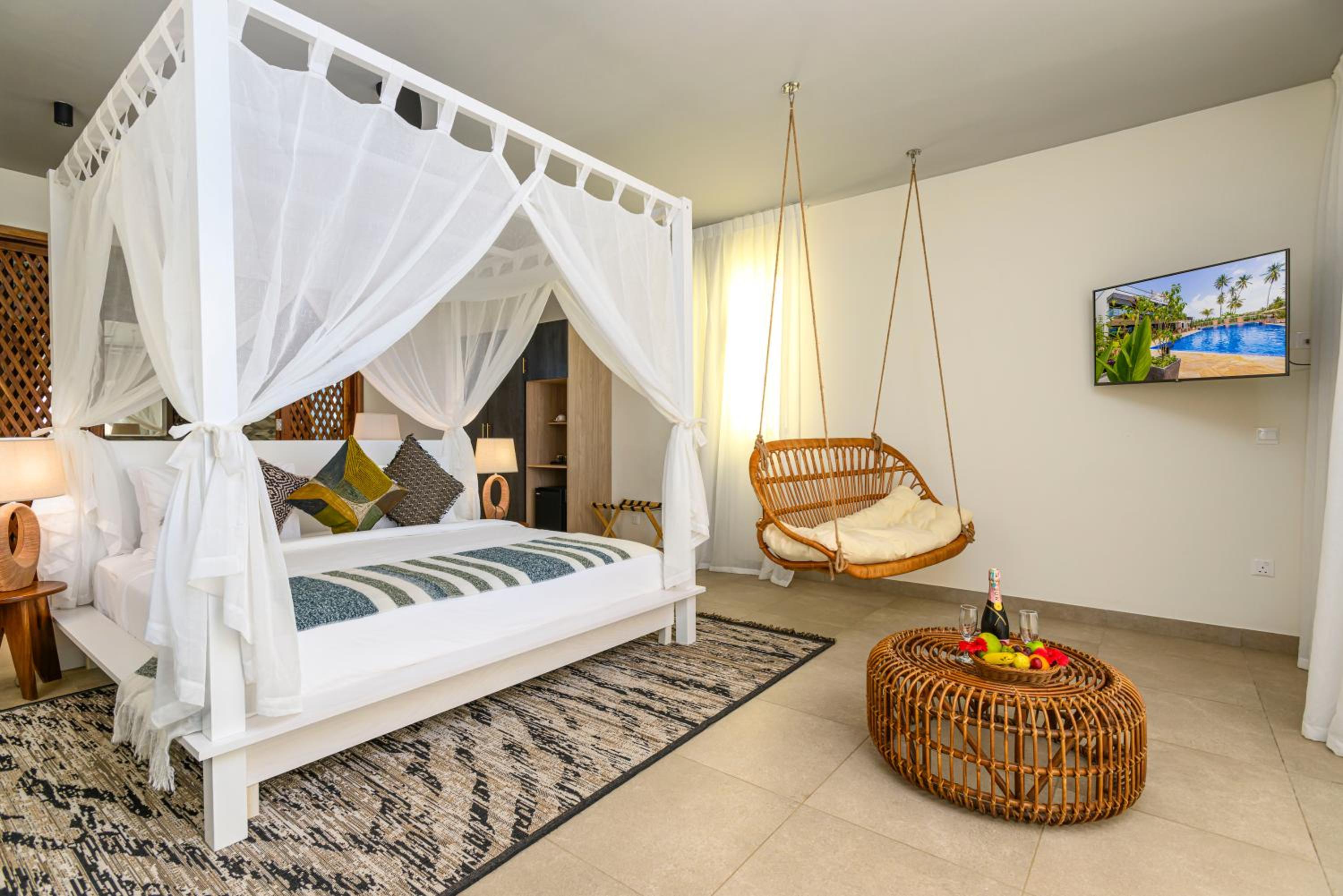 Suite with Hot Tub - Photo 5