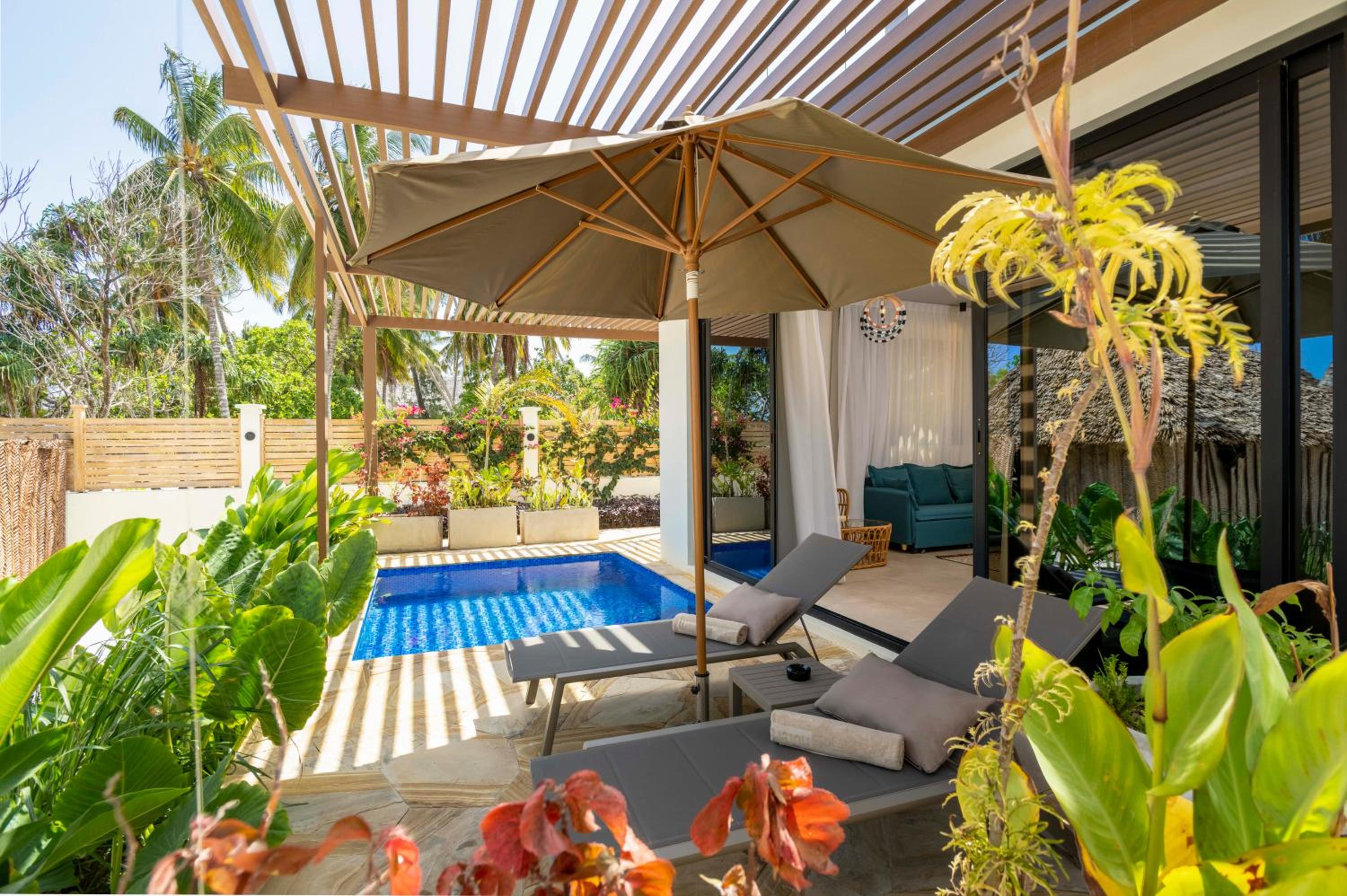 Honeymoon Suite with Private Pool - Photo 11