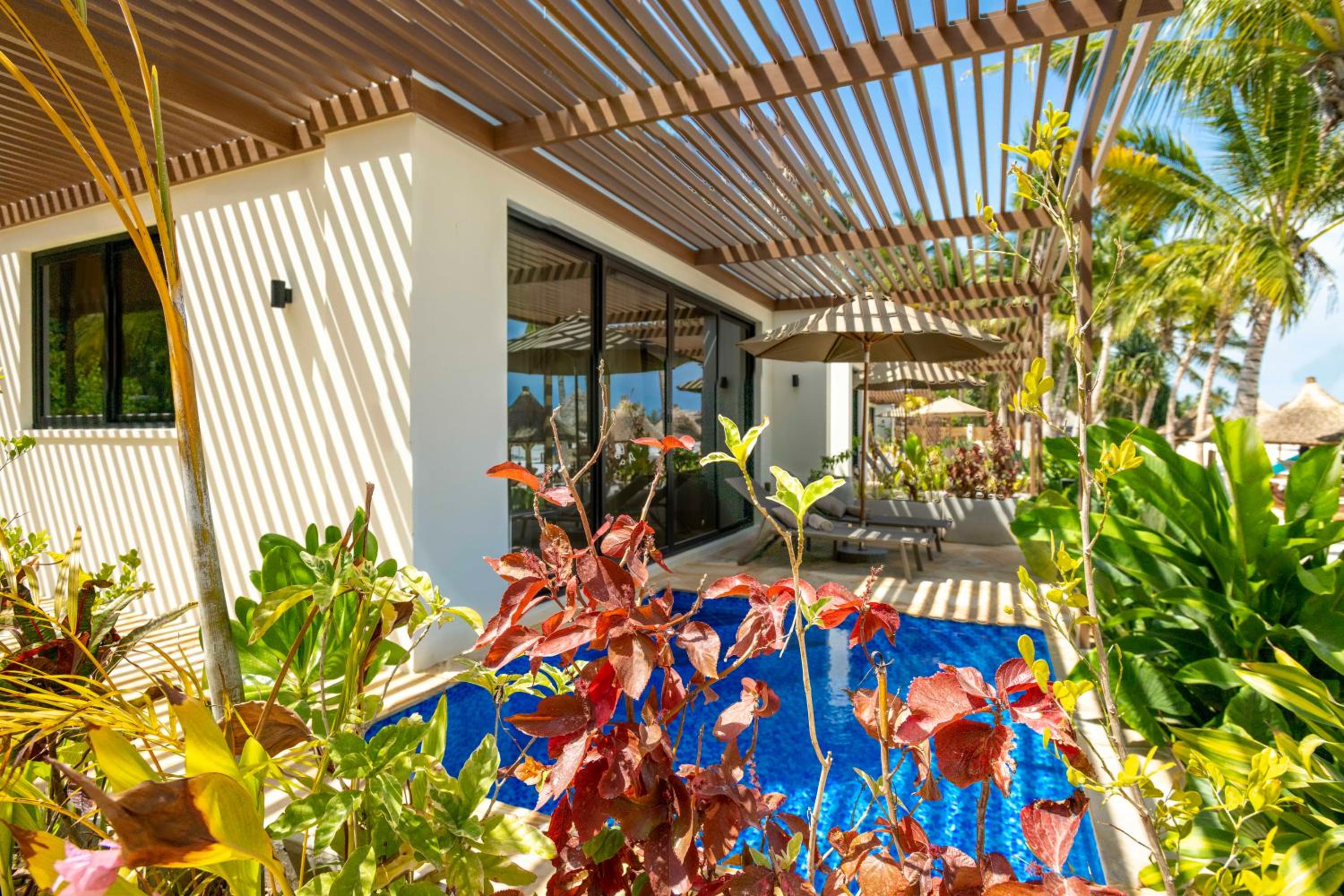 Honeymoon Suite with Private Pool - Photo 2