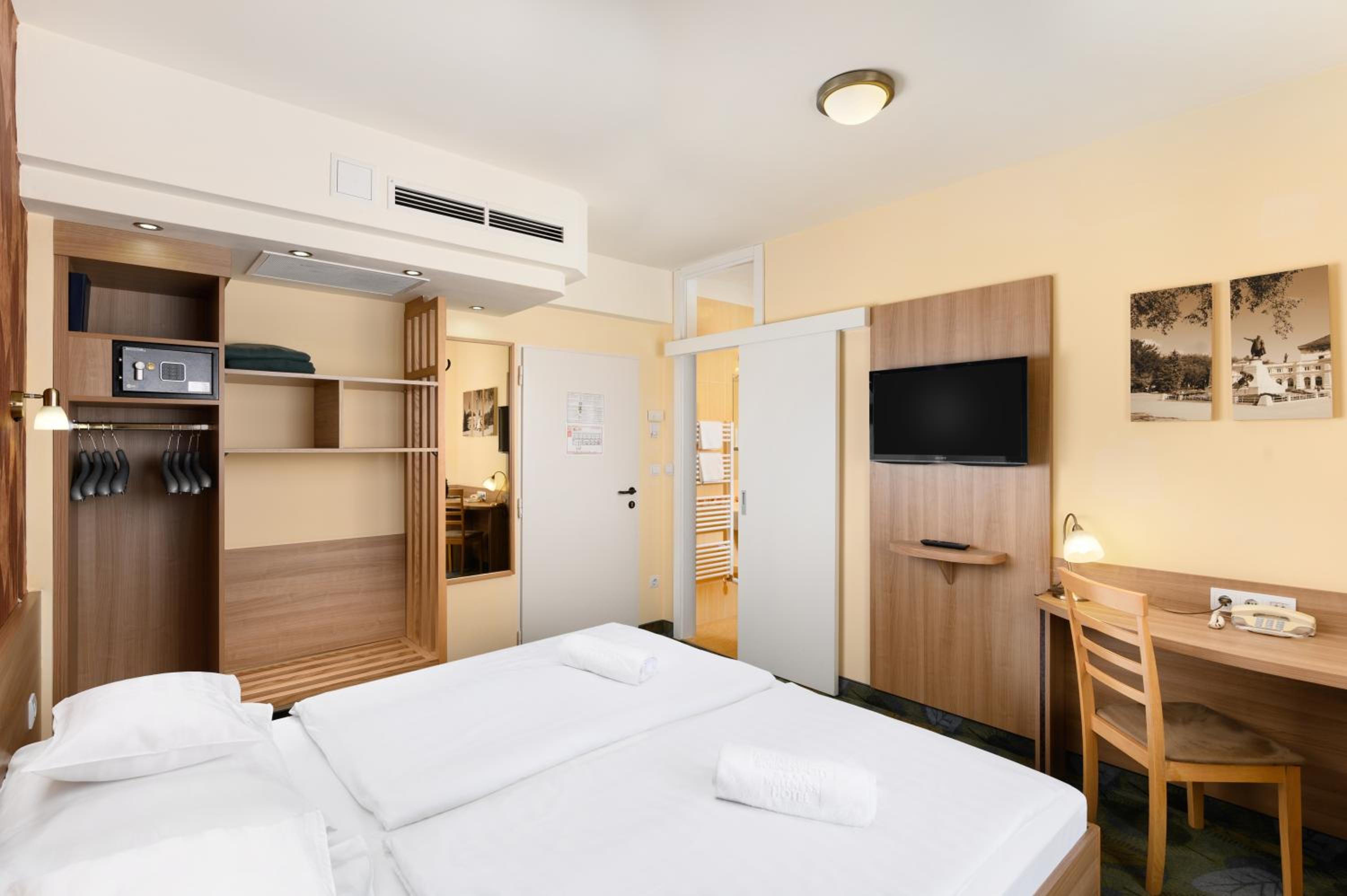 City Room - Photo 5
