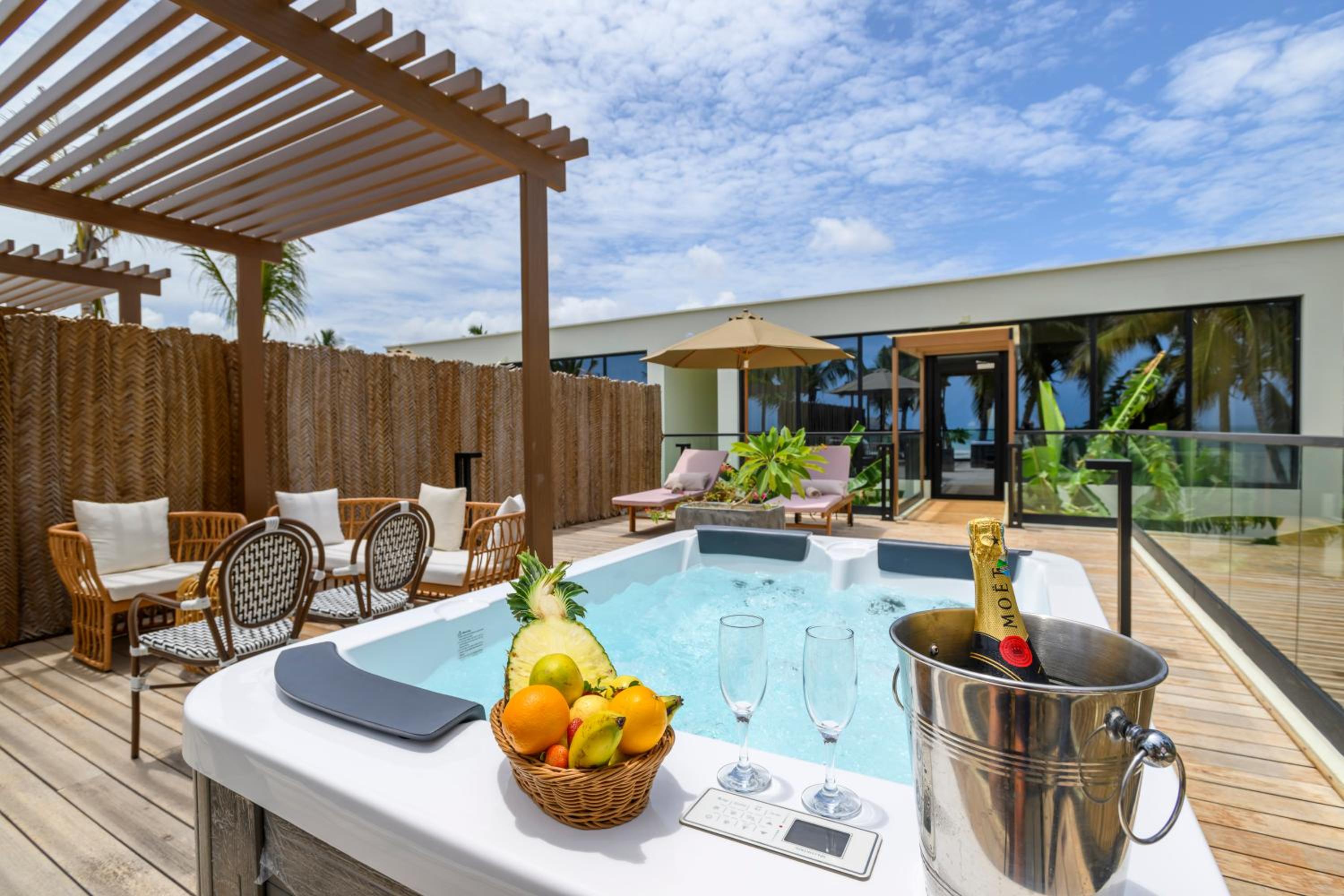Suite with Hot Tub - Photo 4