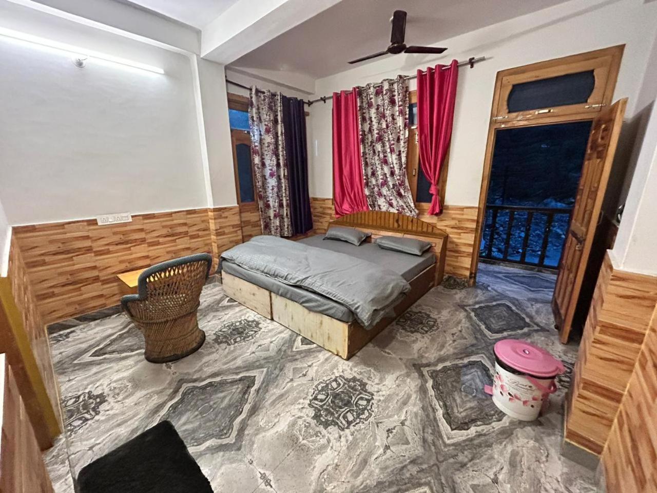 Double or Twin Room with Mountain View