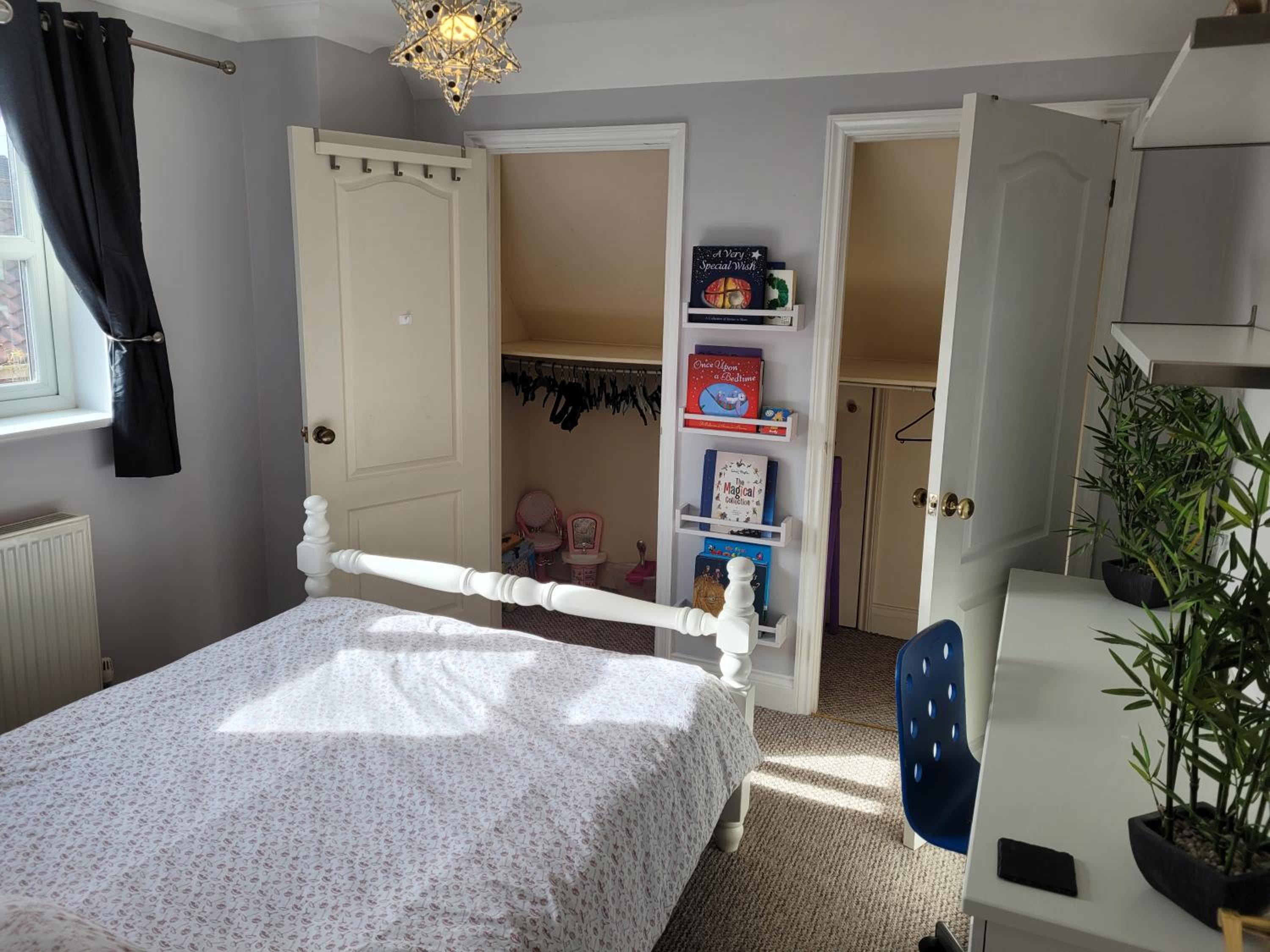 Five-Bedroom House photo 2