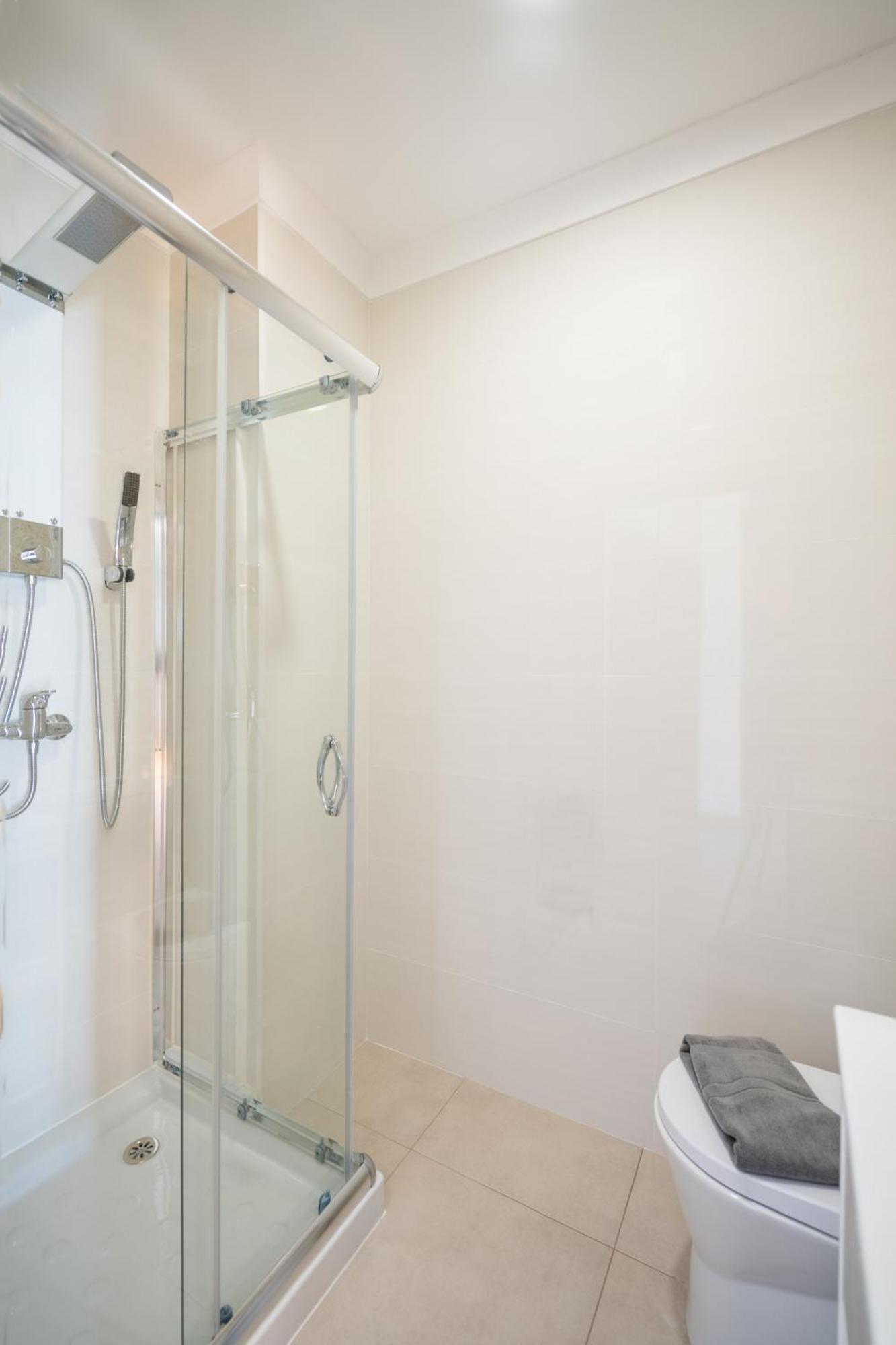 Double Room with City View - Photo 2