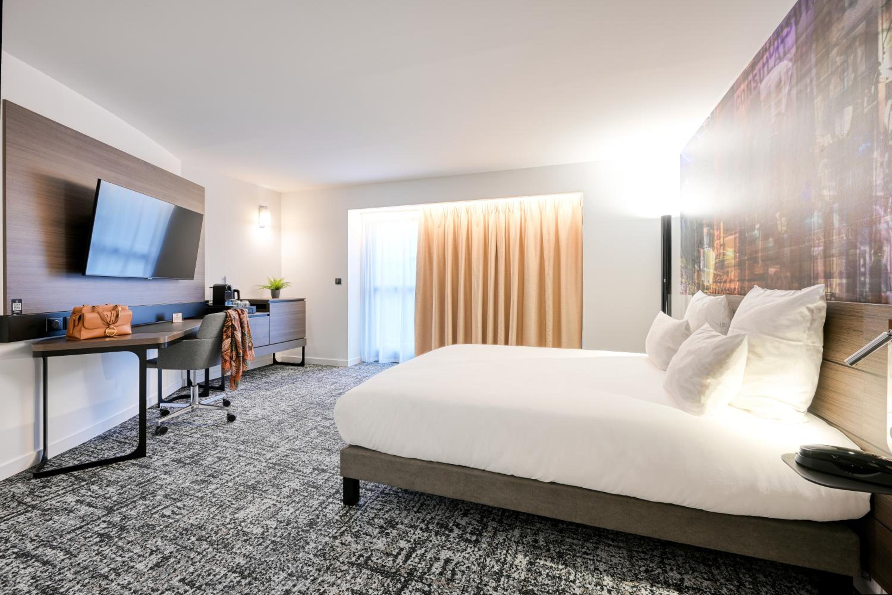 Executive Double Room with Balcony - Photo 7
