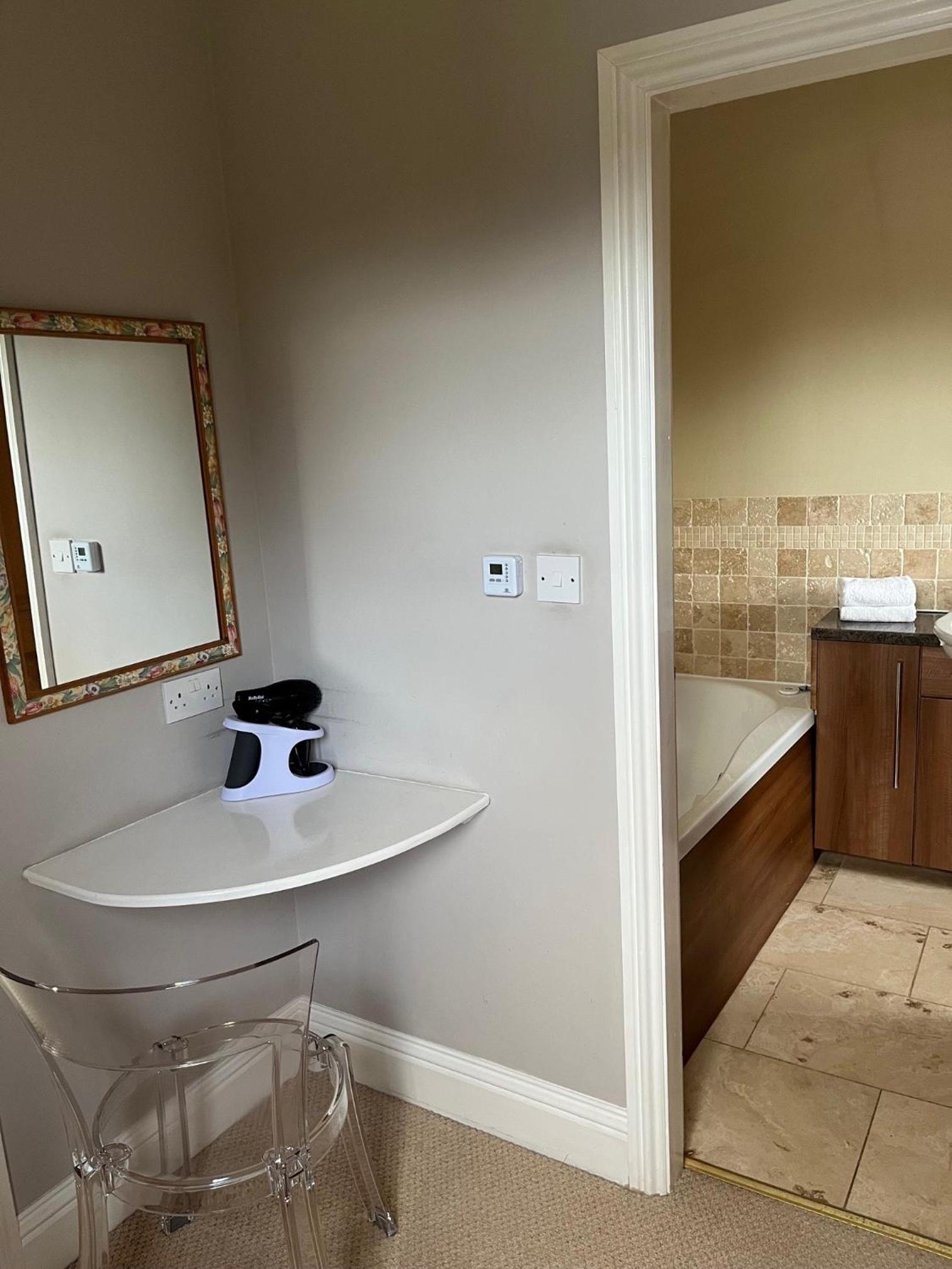 Standard King Room - Photo 3