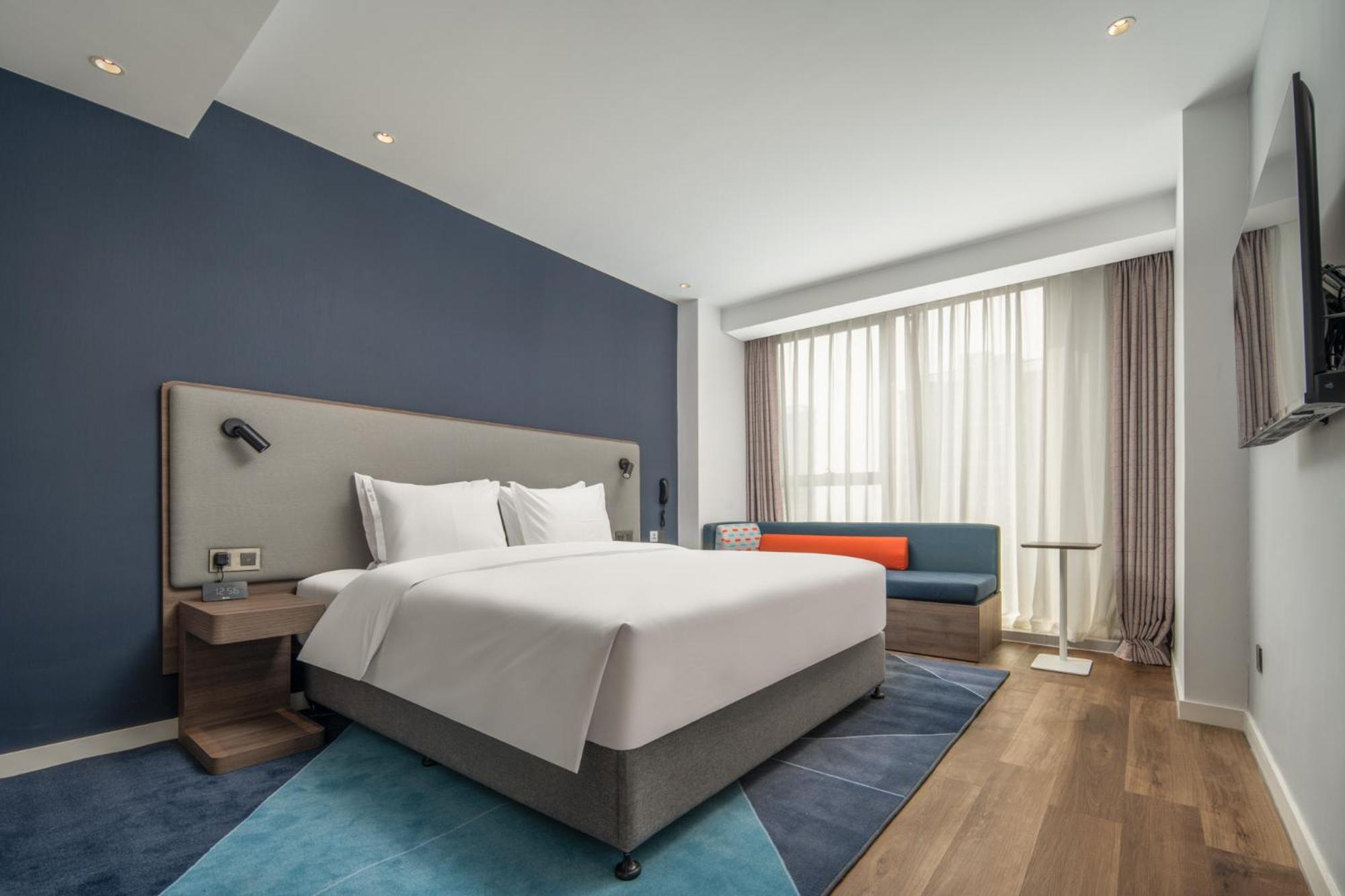 One-Bedroom King Suite - Photo 4