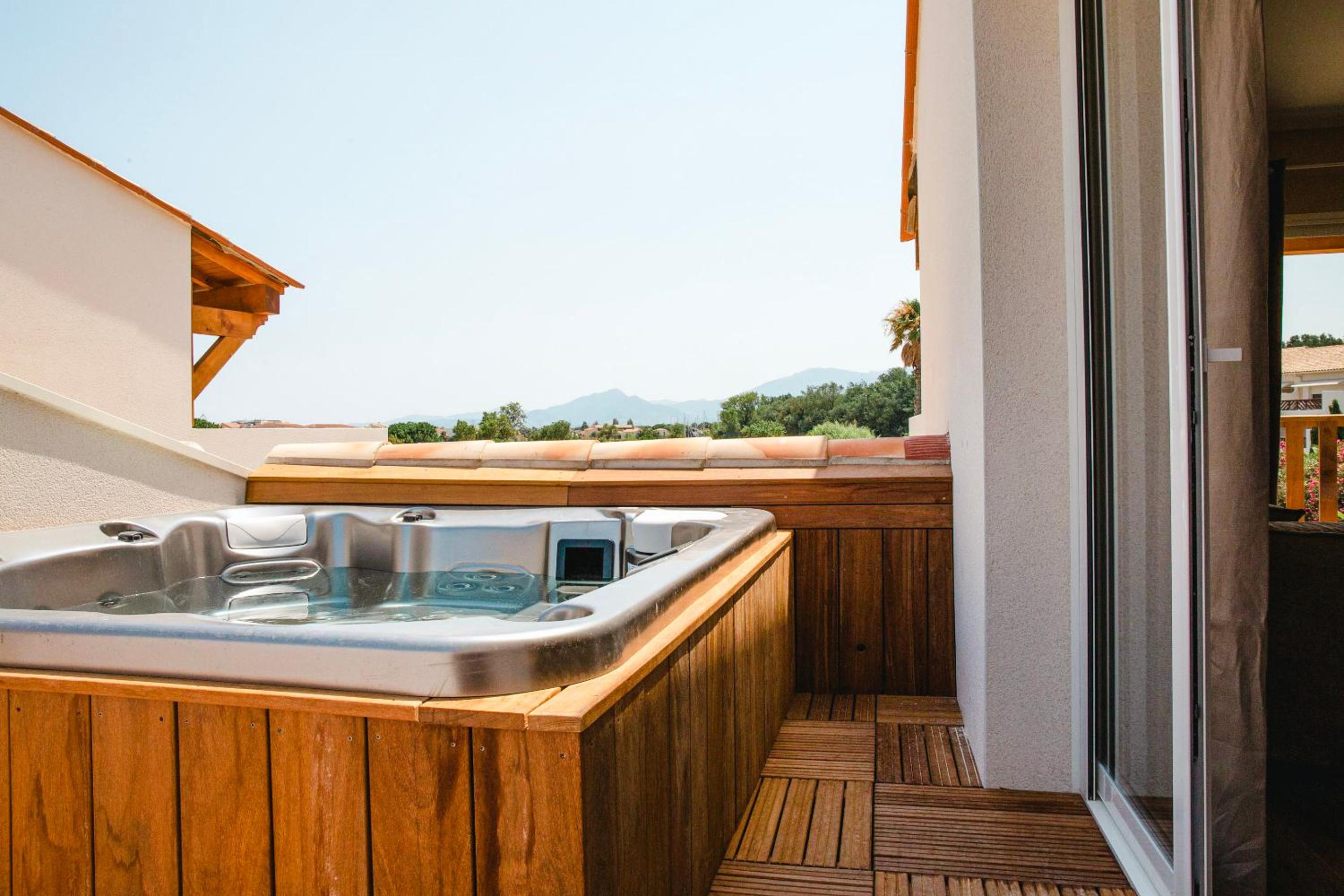 The terraces of the peninsula with private jacuzzi and Wellness Access - Photo 9