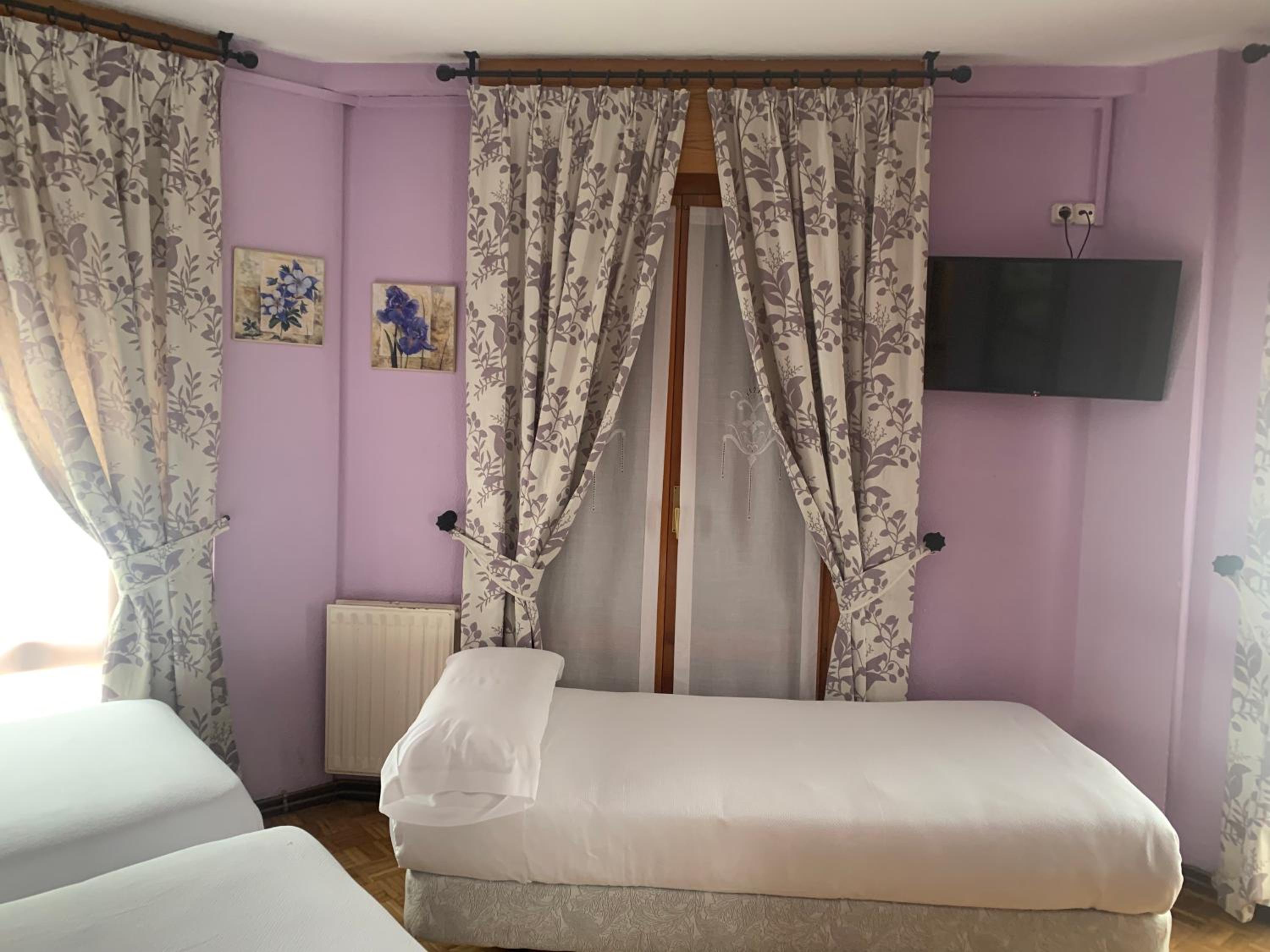 Quadruple Room with Bath photo 2
