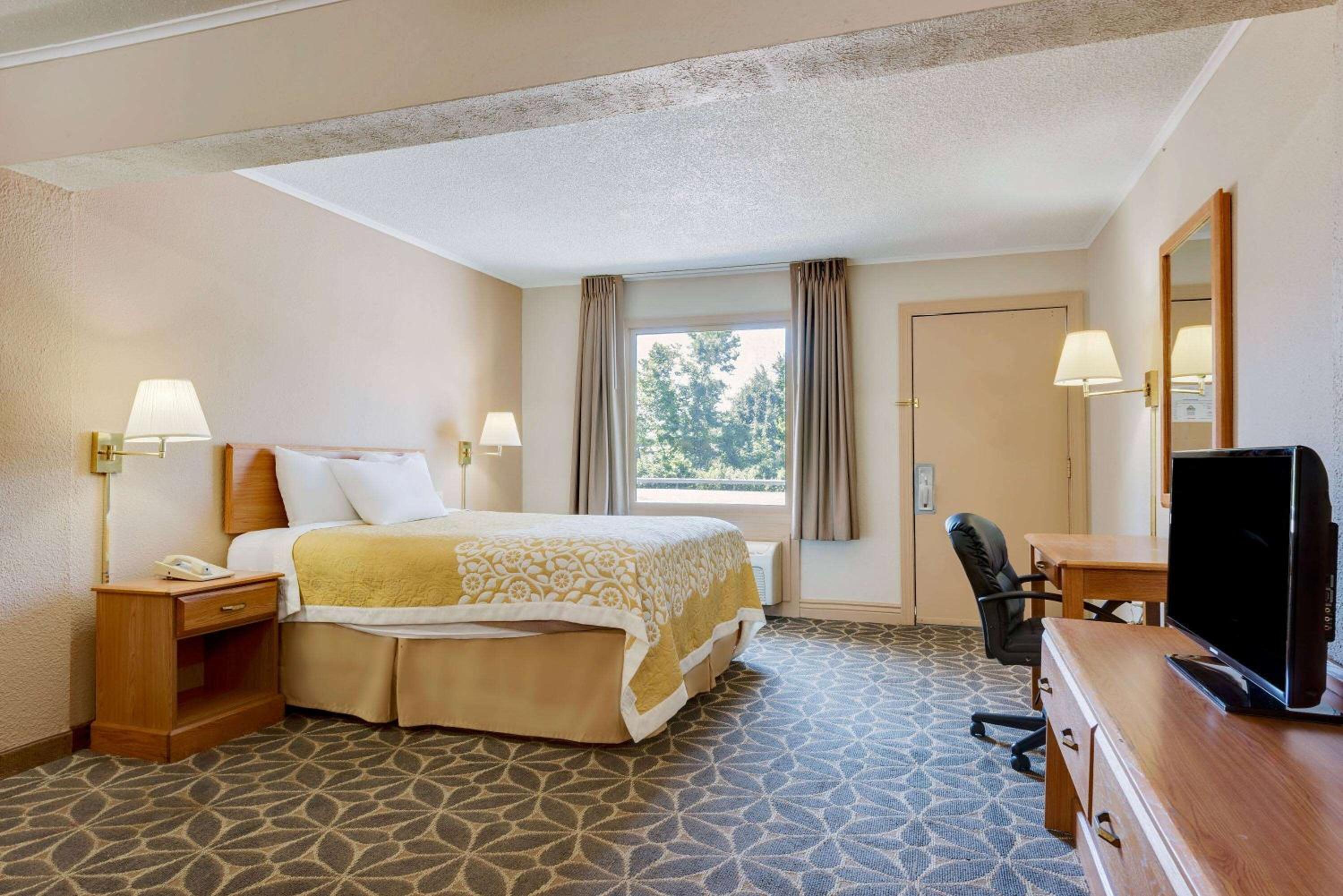 Queen Room with Bathtub - Mobility Accessible/Non-Smoking - Photo 1