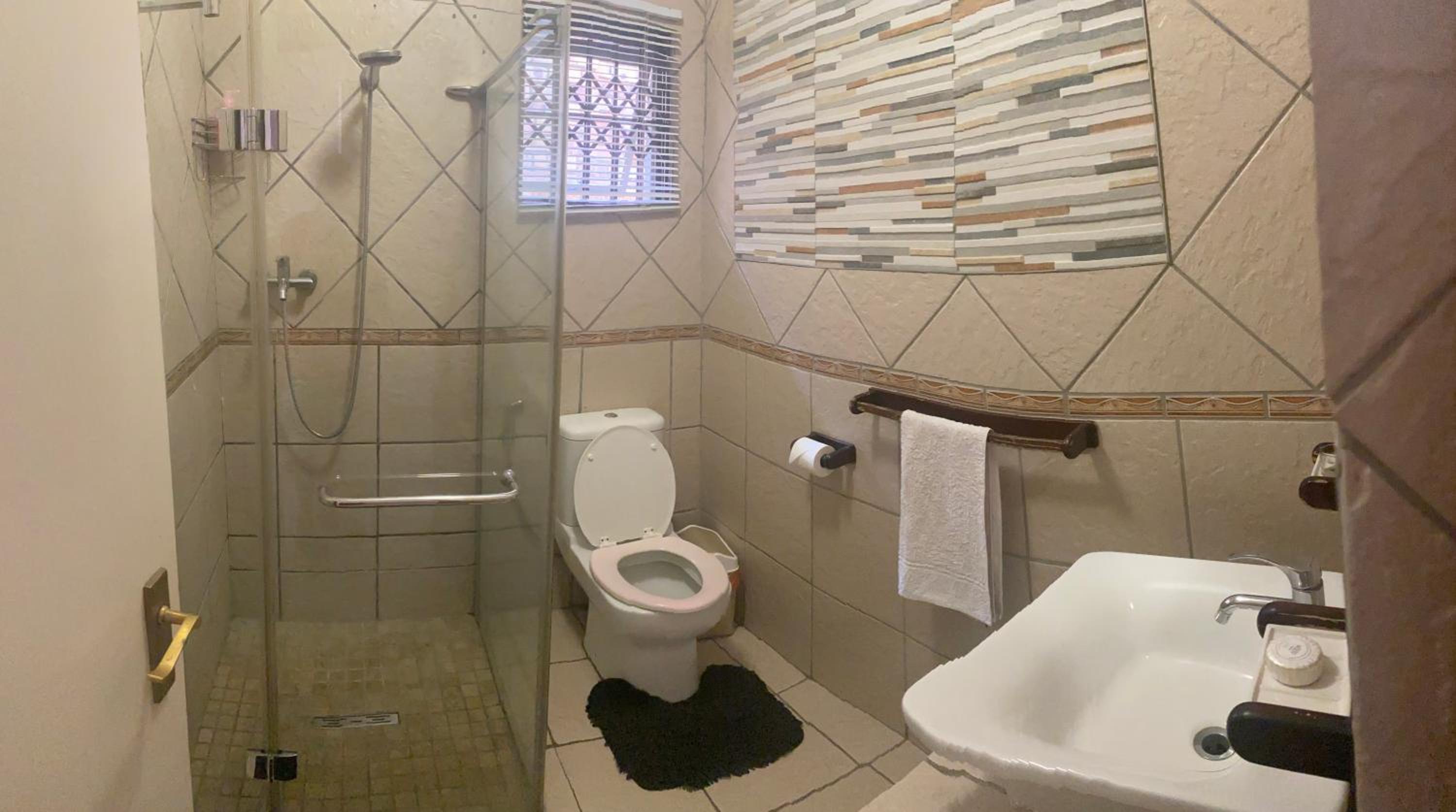 Family Room - Photo 2
