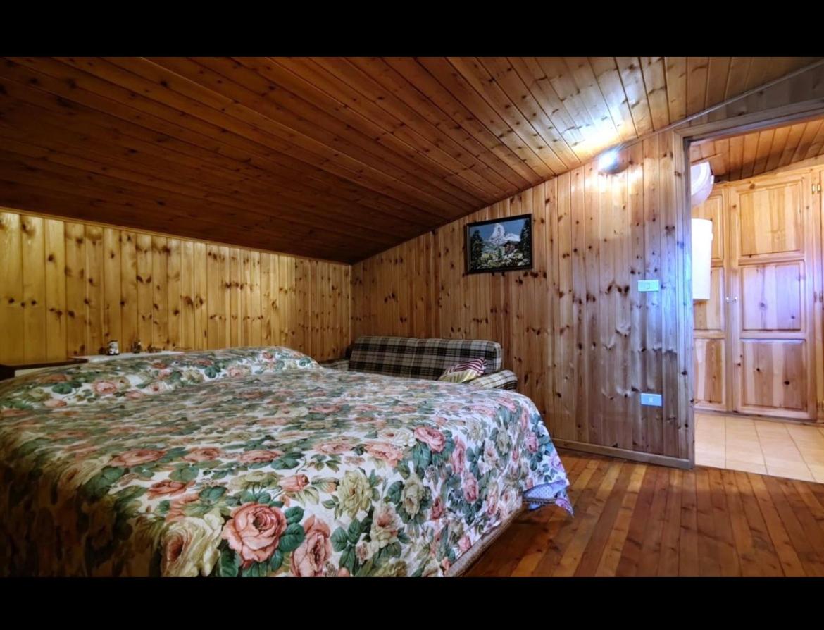 Three-Bedroom House photo 2